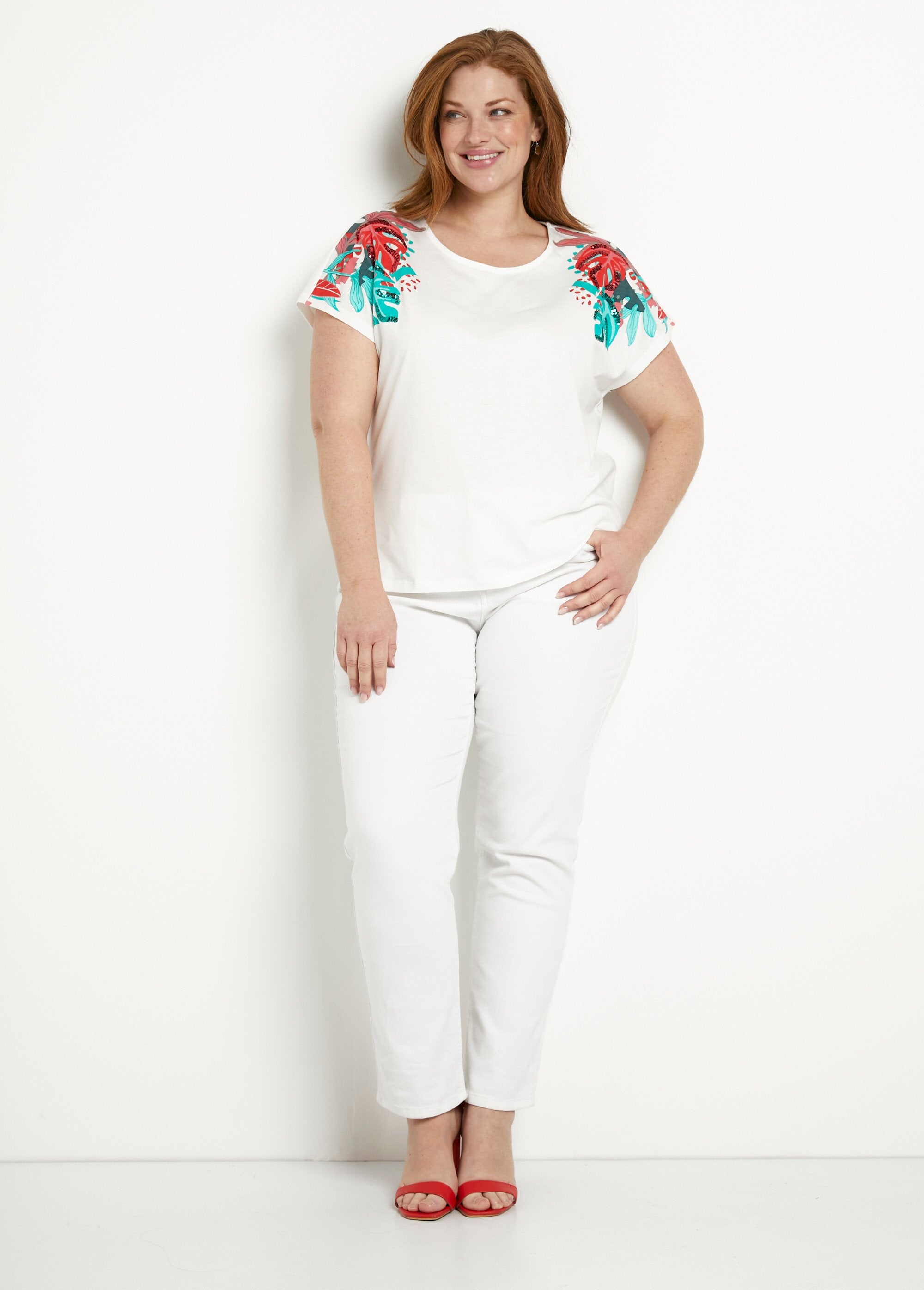 Camiseta_corta_blanca_con_estampado_de_lentejuelas,_cuello_redondo._Fondo_blanco_SF1_curvy