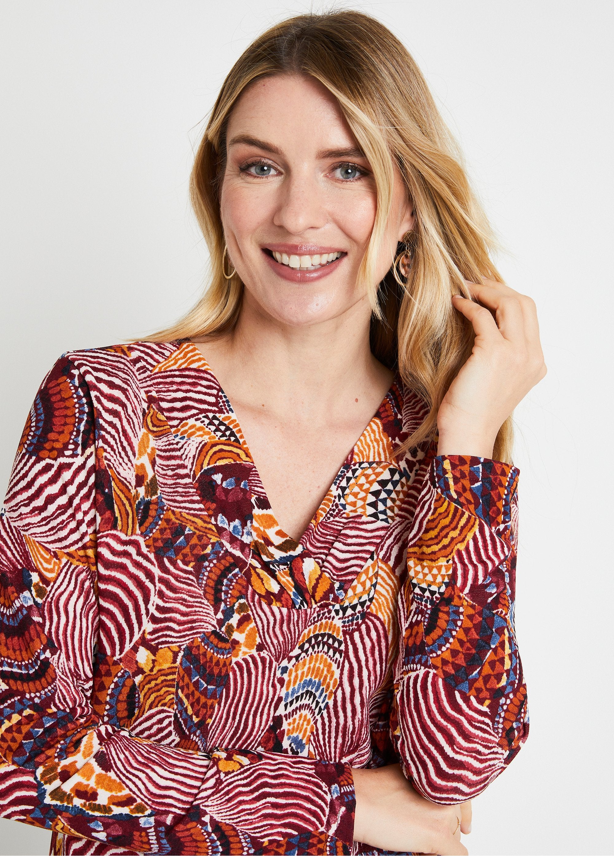 Camiseta_de_cuello_redondo_con_estampado_patchwork_Burdeos_y_miel_DE1_slim