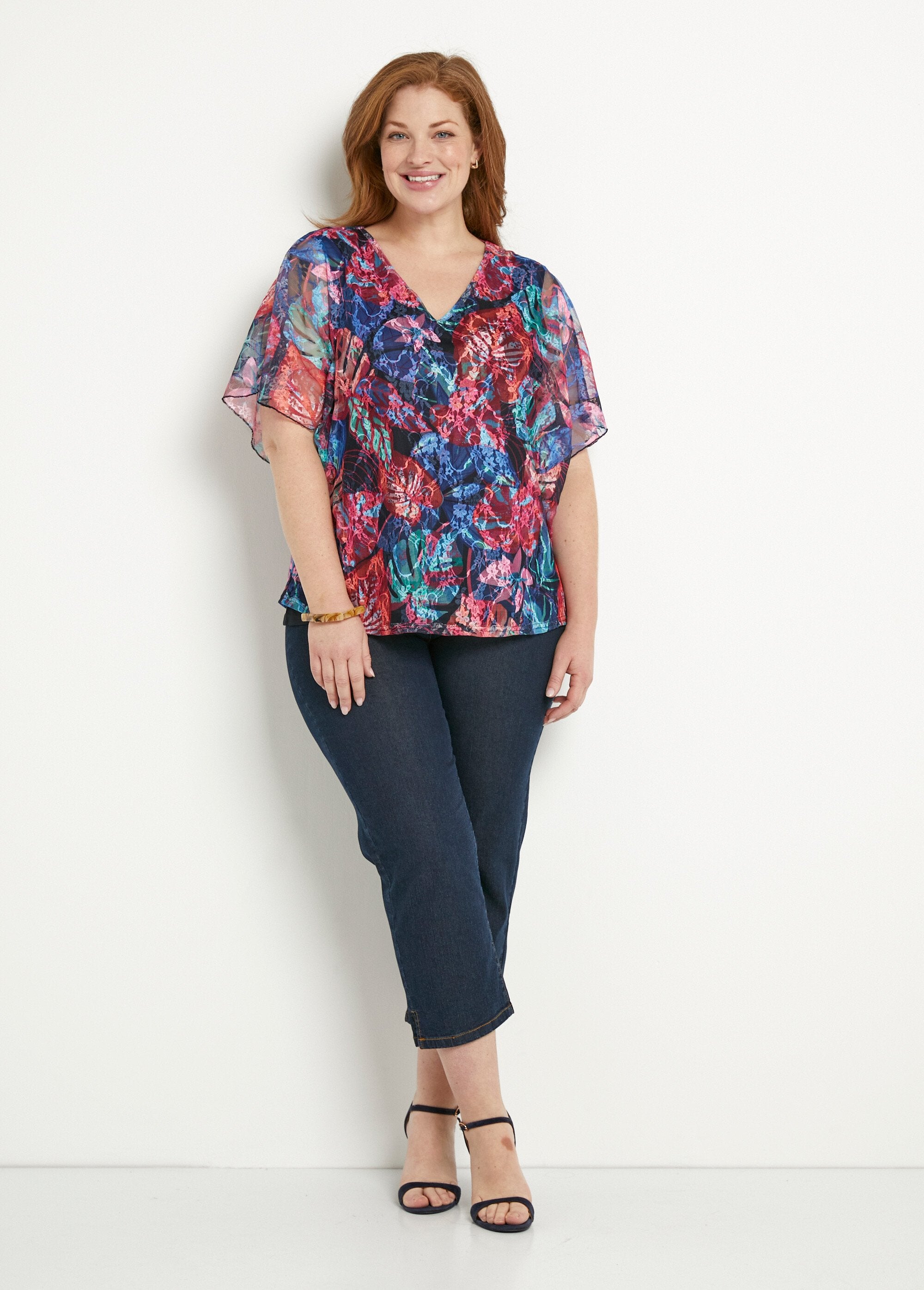 Camiseta_corta_con_cuello_en_V_y_encaje_estampado_Multicolor_SF1_curvy
