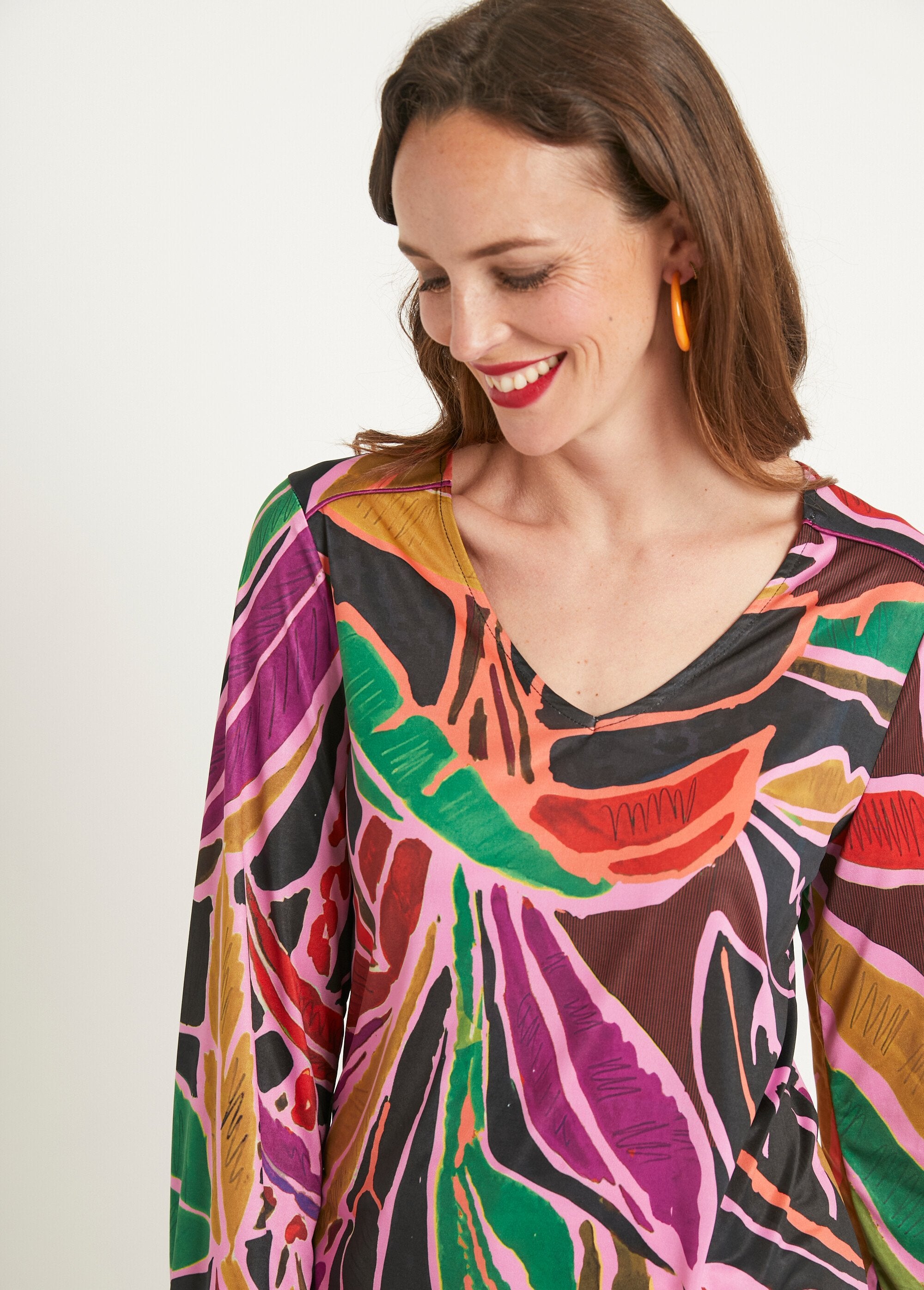 Camiseta_corta_fluida_con_estampado_gráfico_y_cuello_de_pico_Multicolor_DE1_slim