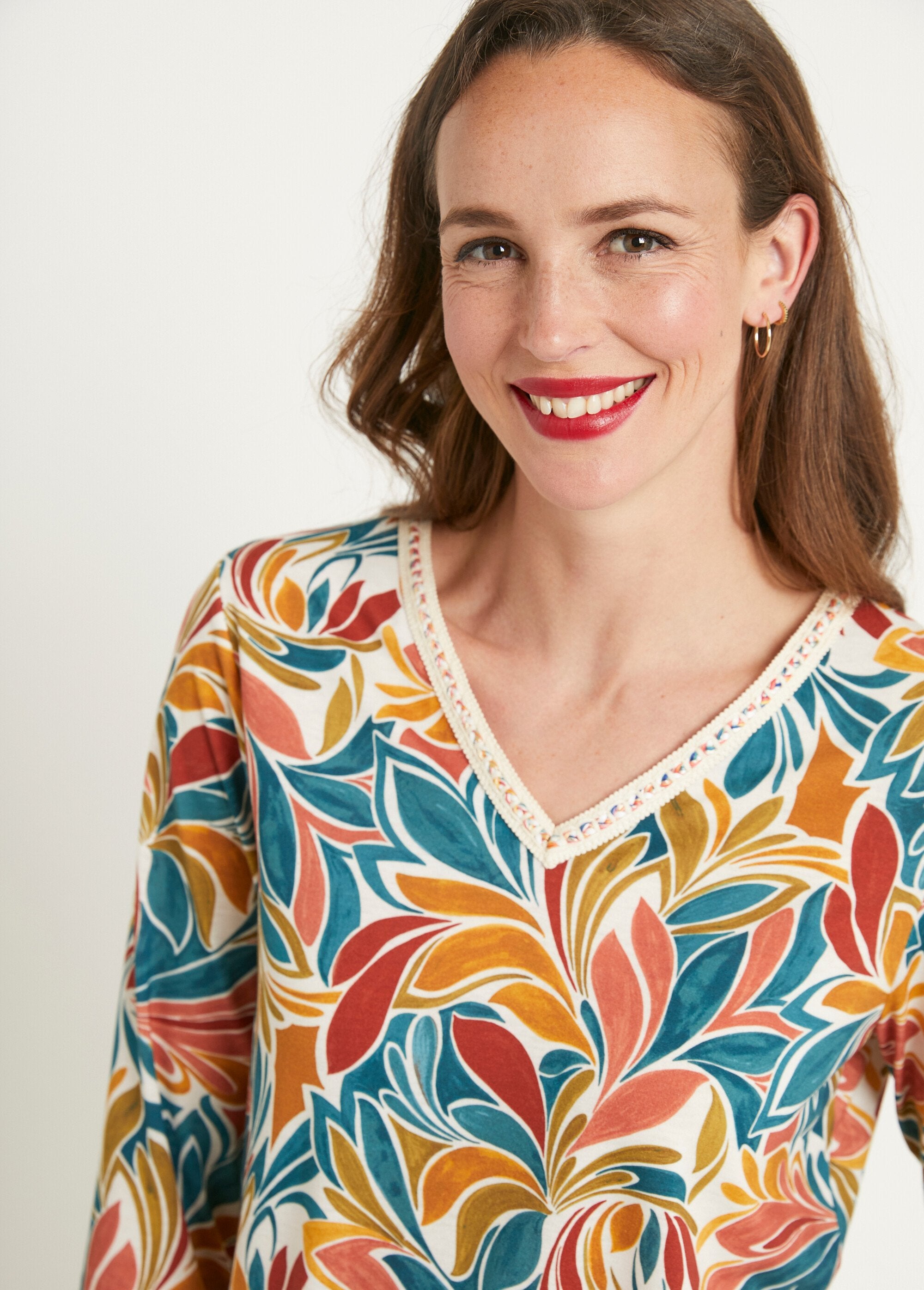 Camiseta_de_manga_corta_con_cuello_en_V_elástico_estampado_Miel_y_agua_DE1_slim