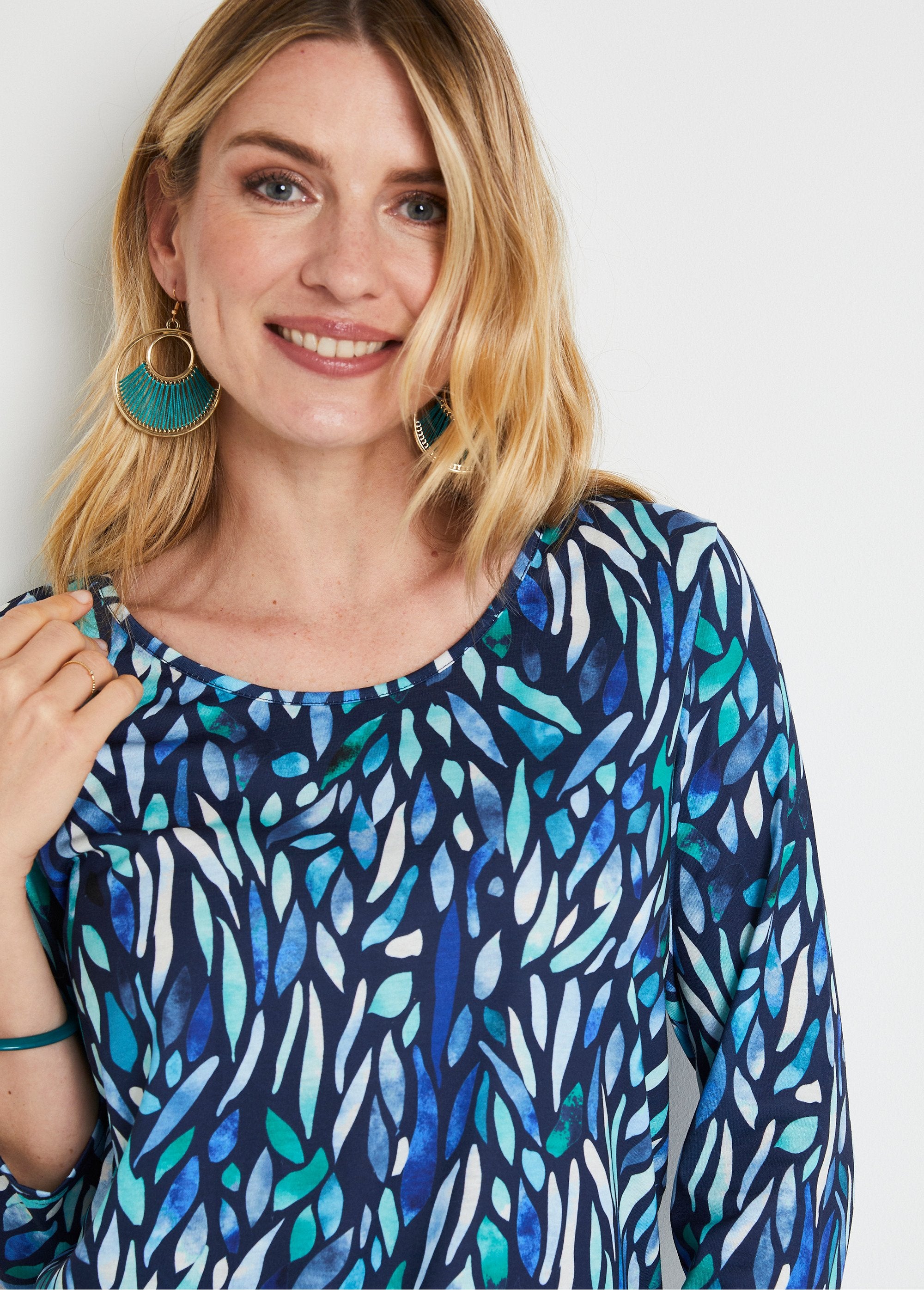 Camiseta_corta,_estampado_fantasía,_cuello_redondo_Azul_y_verde_DE1_slim