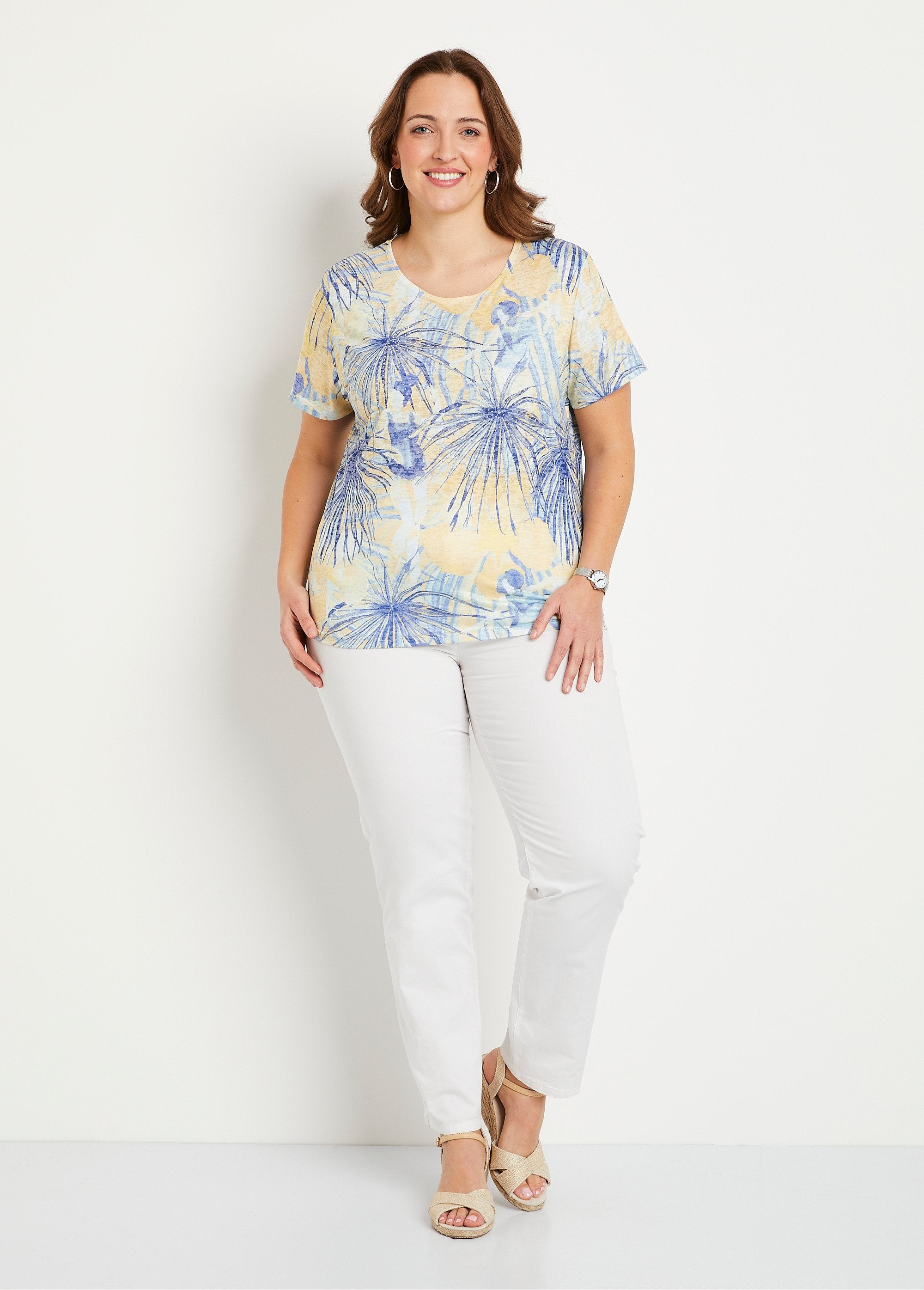 Camiseta_corta_con_estampado_y_pedrería_cuello_redondo_Amarillo_y_azul_SF1_curvy
