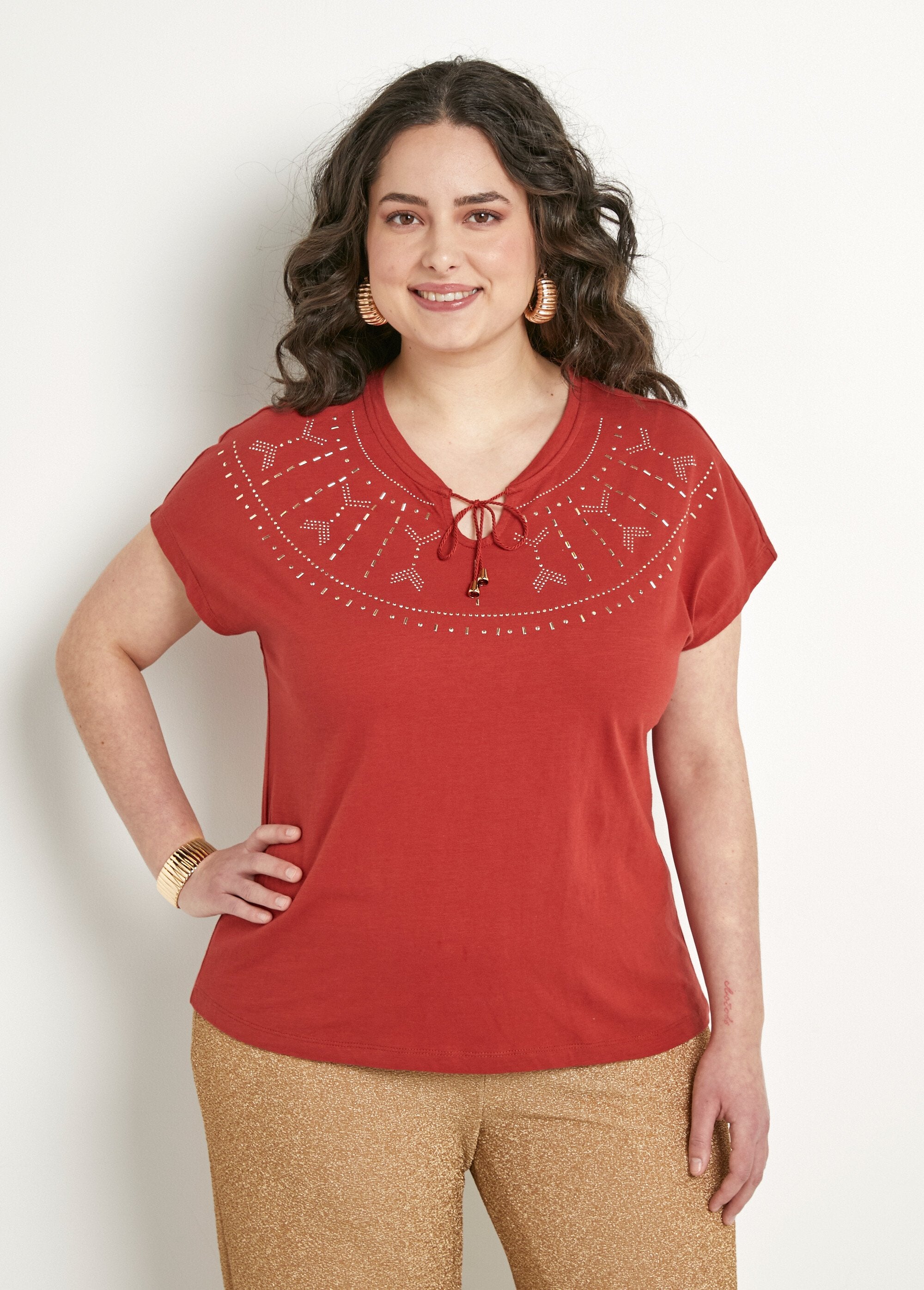 Camiseta_corta_lisa_punto_flameado_tachuelas_Pimenton_FA1_curvy