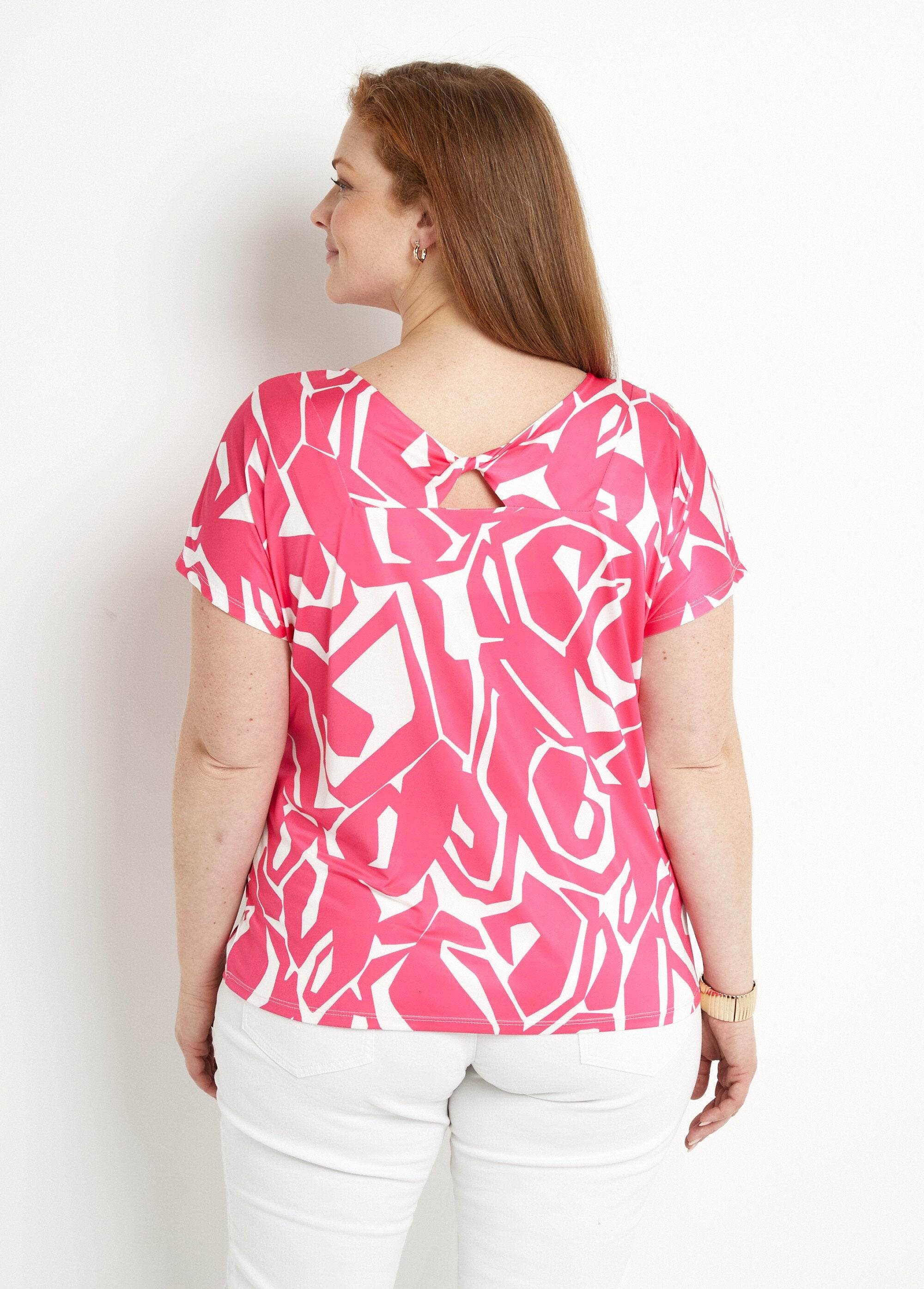 Camiseta_corta_recta_con_cuello_en_V_y_estampado_gráfico_fucsia_y_blanco_DO1_curvy