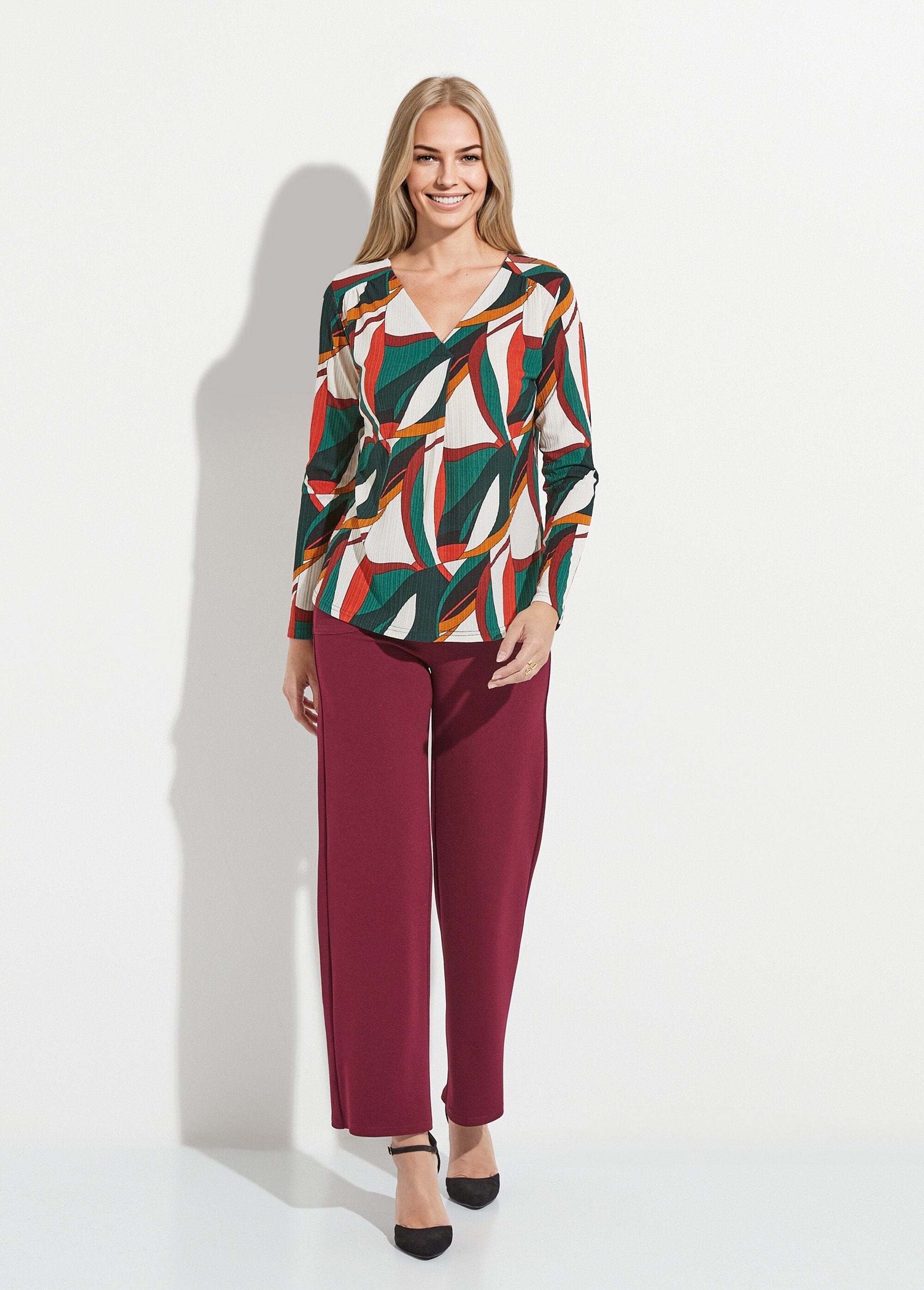 Camiseta_acampanada_con_cuello_en_V_y_estampado_gráfico_multicolor_Estampado_verde_SF1_slim