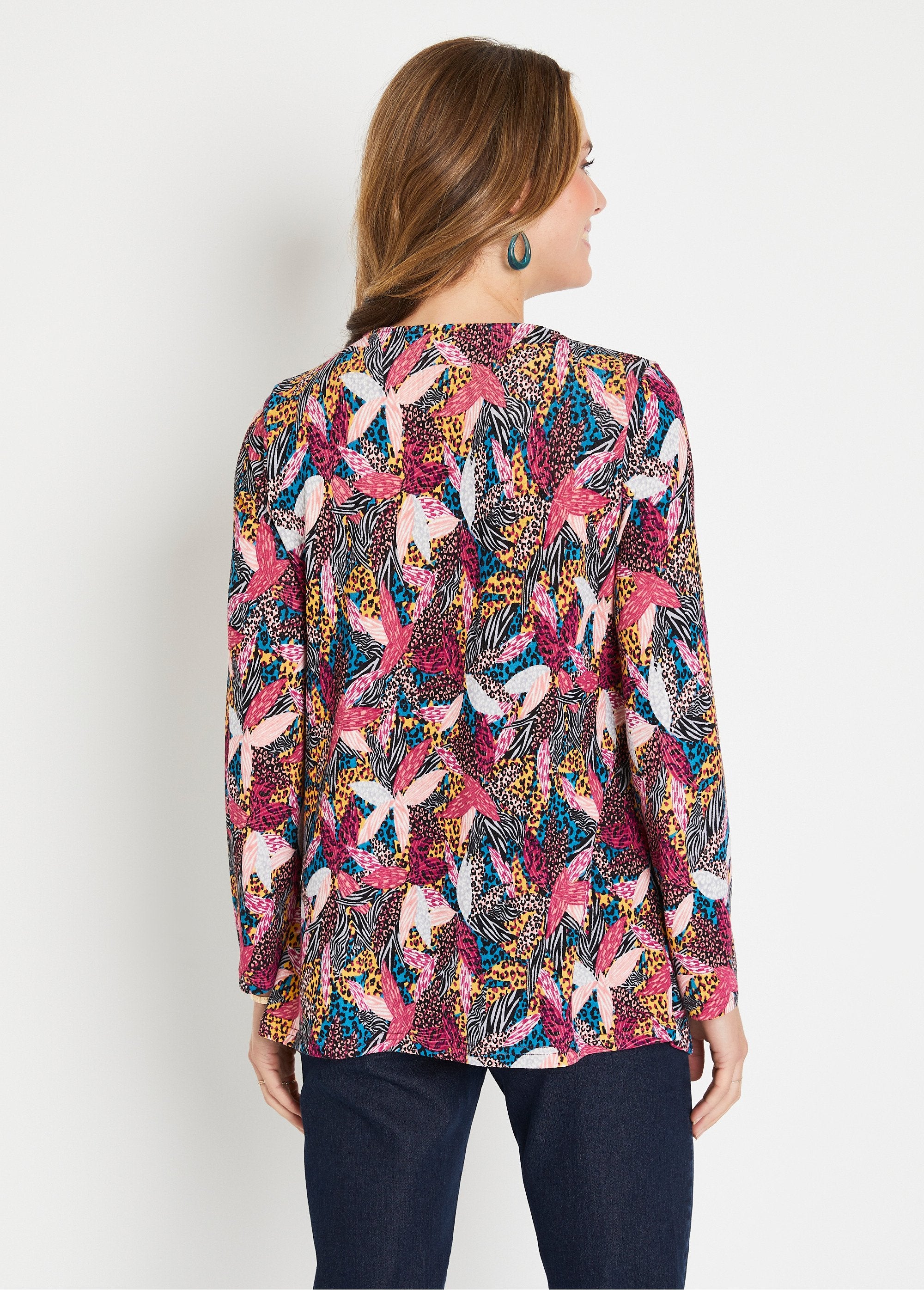 Camiseta_acampanada_de_manga_larga_y_cuello_en_V_Grosella_negra_y_miel_DO1_slim