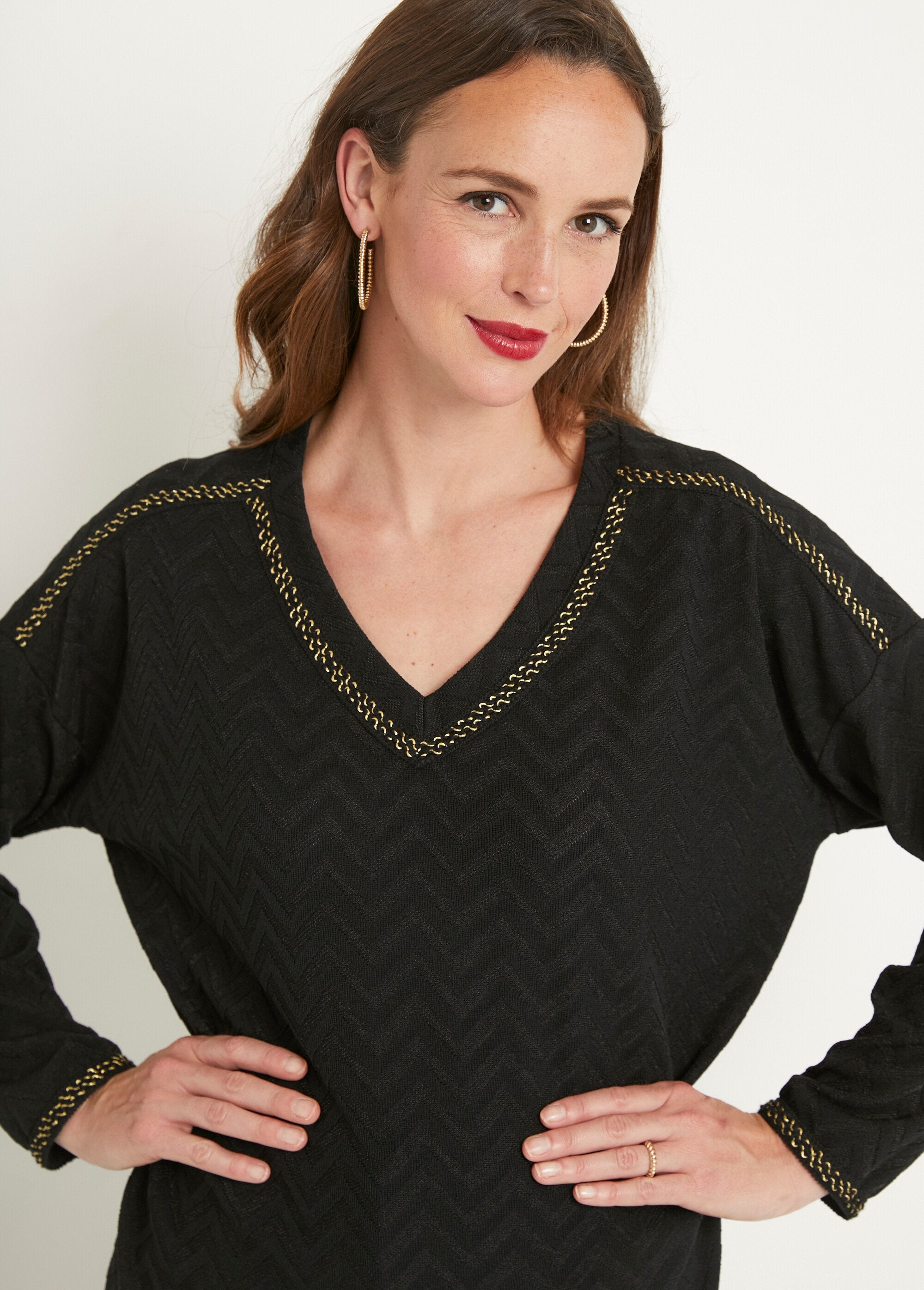 Camiseta_larga_lisa_con_cuello_en_V_Negro_DE1_slim