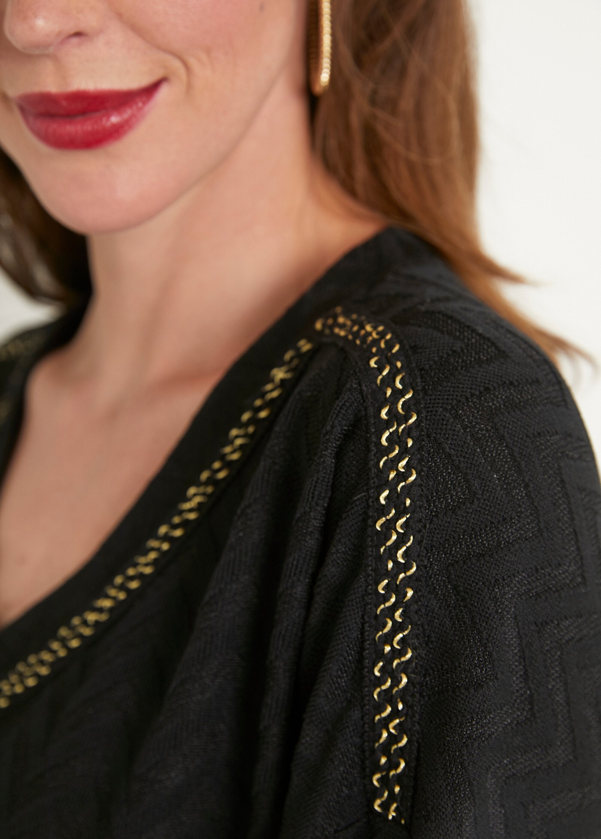 Camiseta_larga_lisa_con_cuello_en_V_Negro_DE2_slim