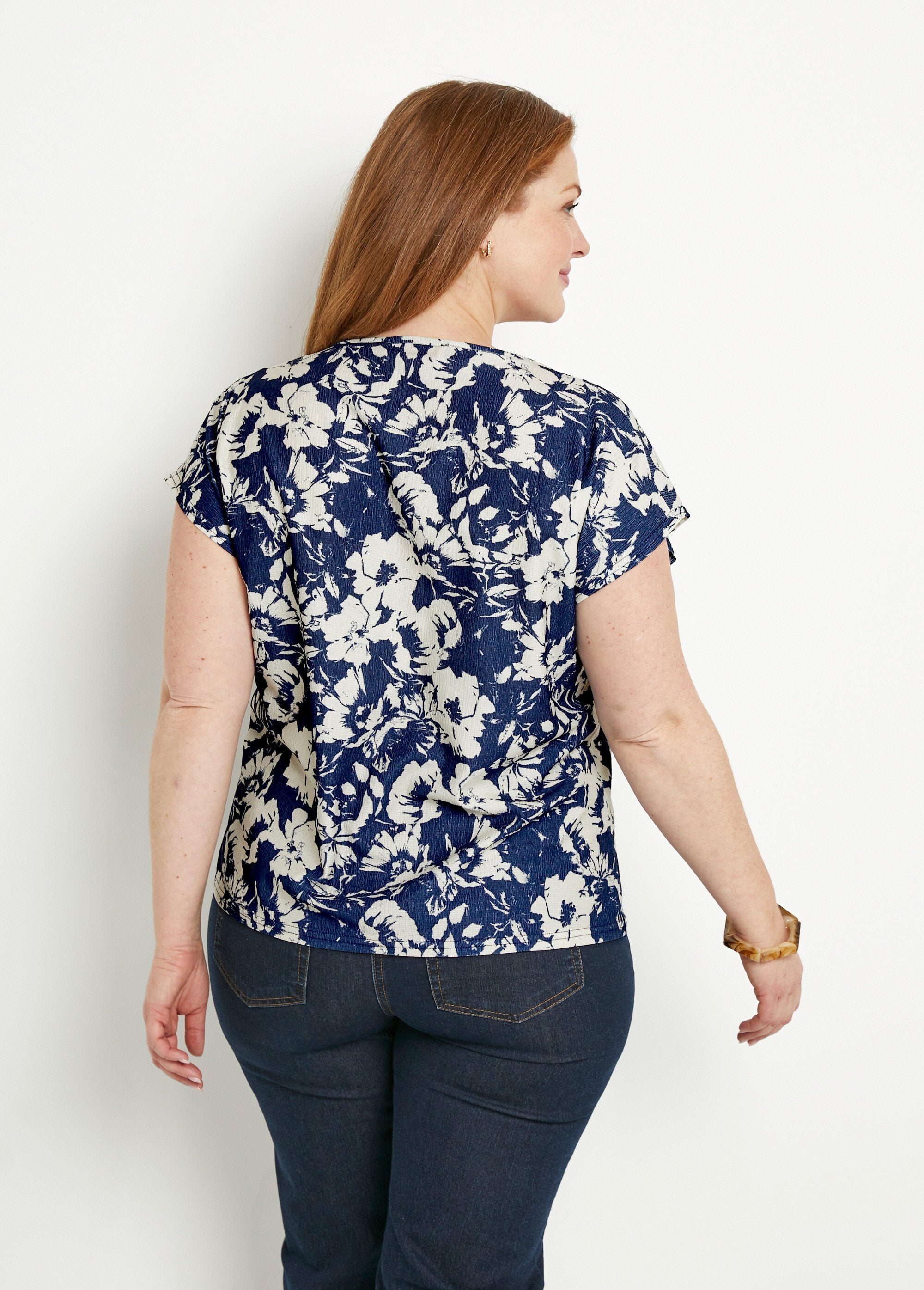 Camiseta_de_manga_corta_lisa_o_con_estampado_de_flores_Azul_marino_y_beige_DO1_curvy