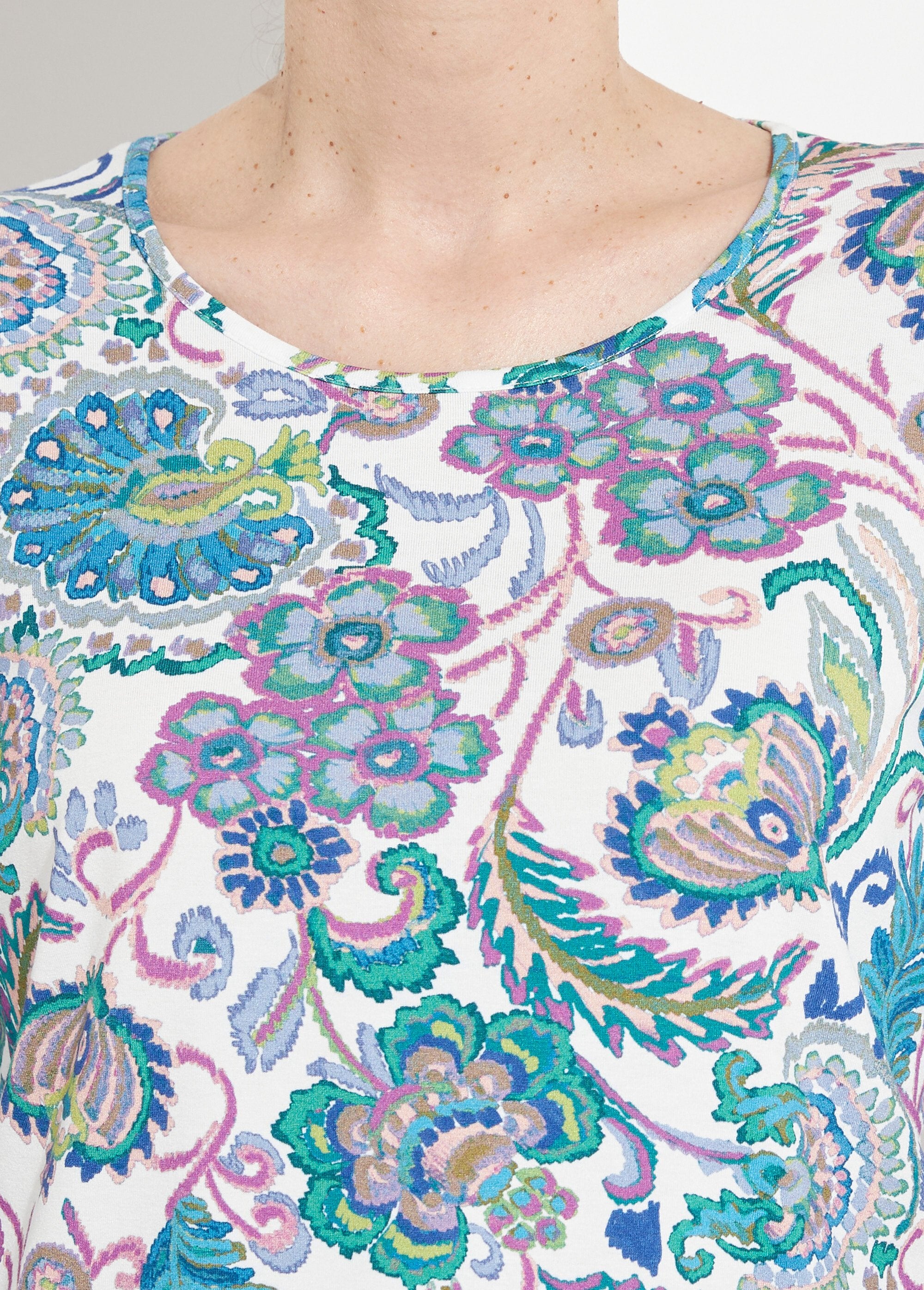 Camiseta_de_manga_larga_con_estampado_pastel_fondo_crudo_DE1_slim