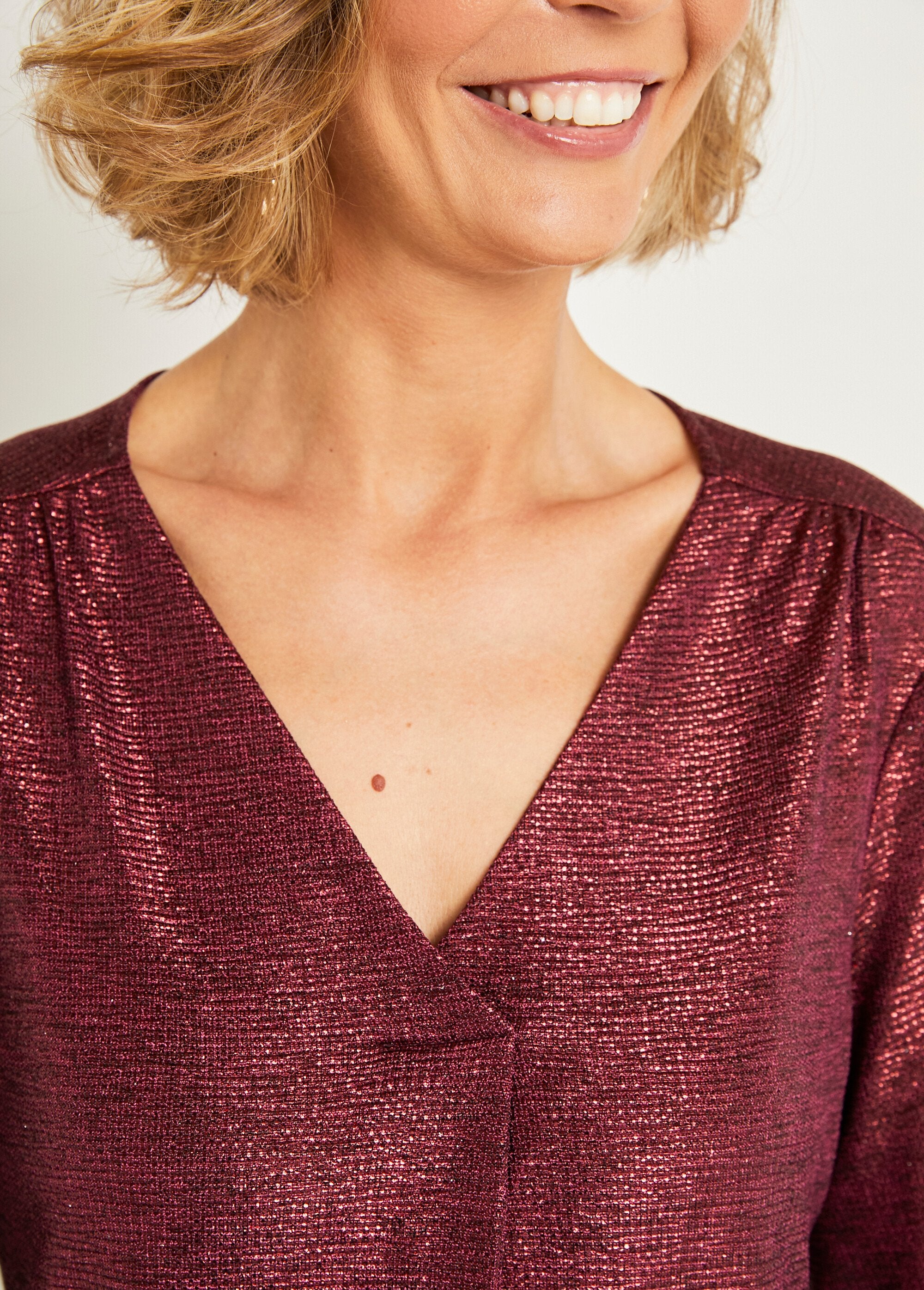 Camiseta_holgada_de_largo_medio_en_punto_brillante_con_cuello_en_V_Frambuesa_DE2_slim