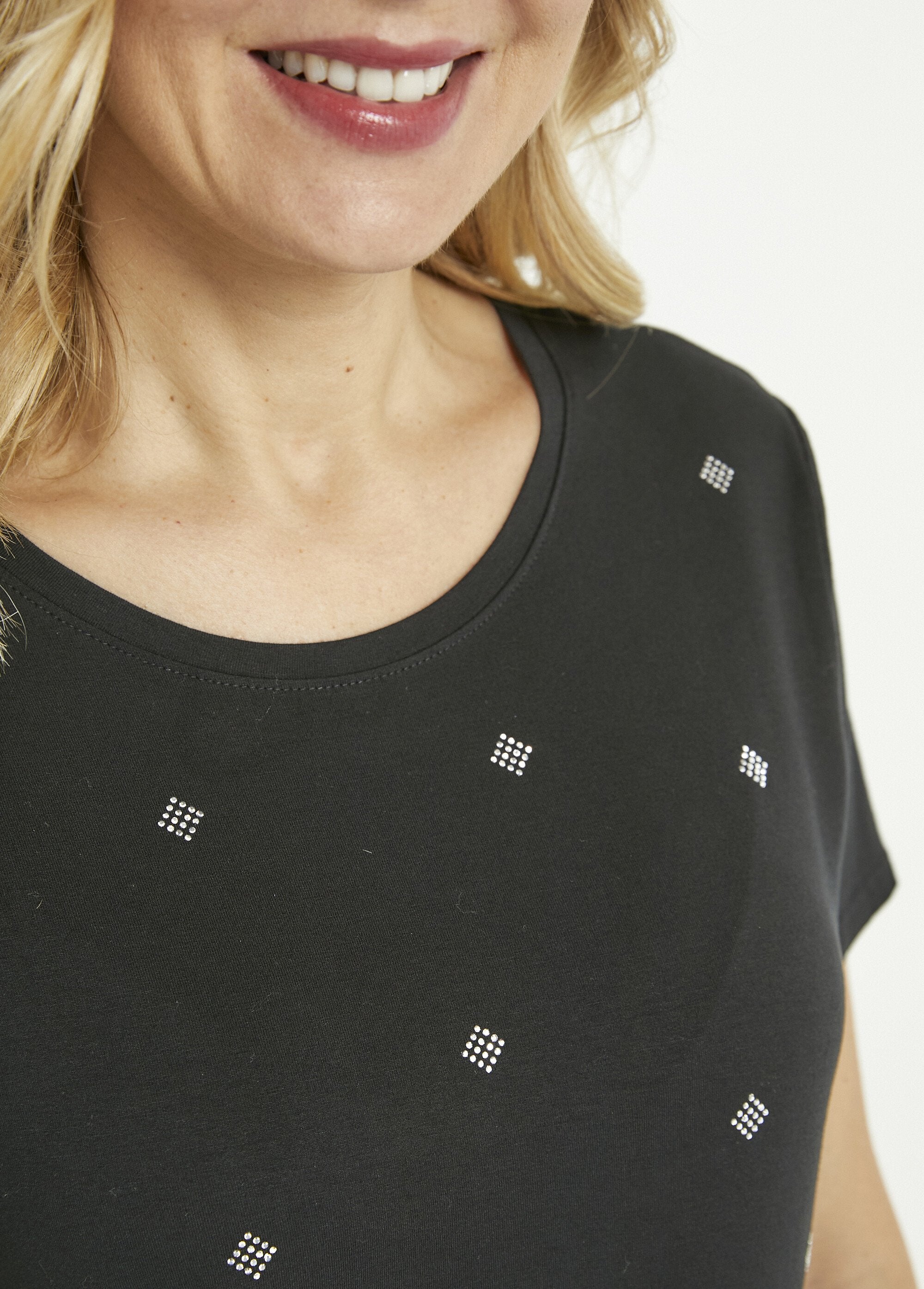 Camiseta_lisa_manga_corta_cuello_redondo_strass_Negro_DE2_slim