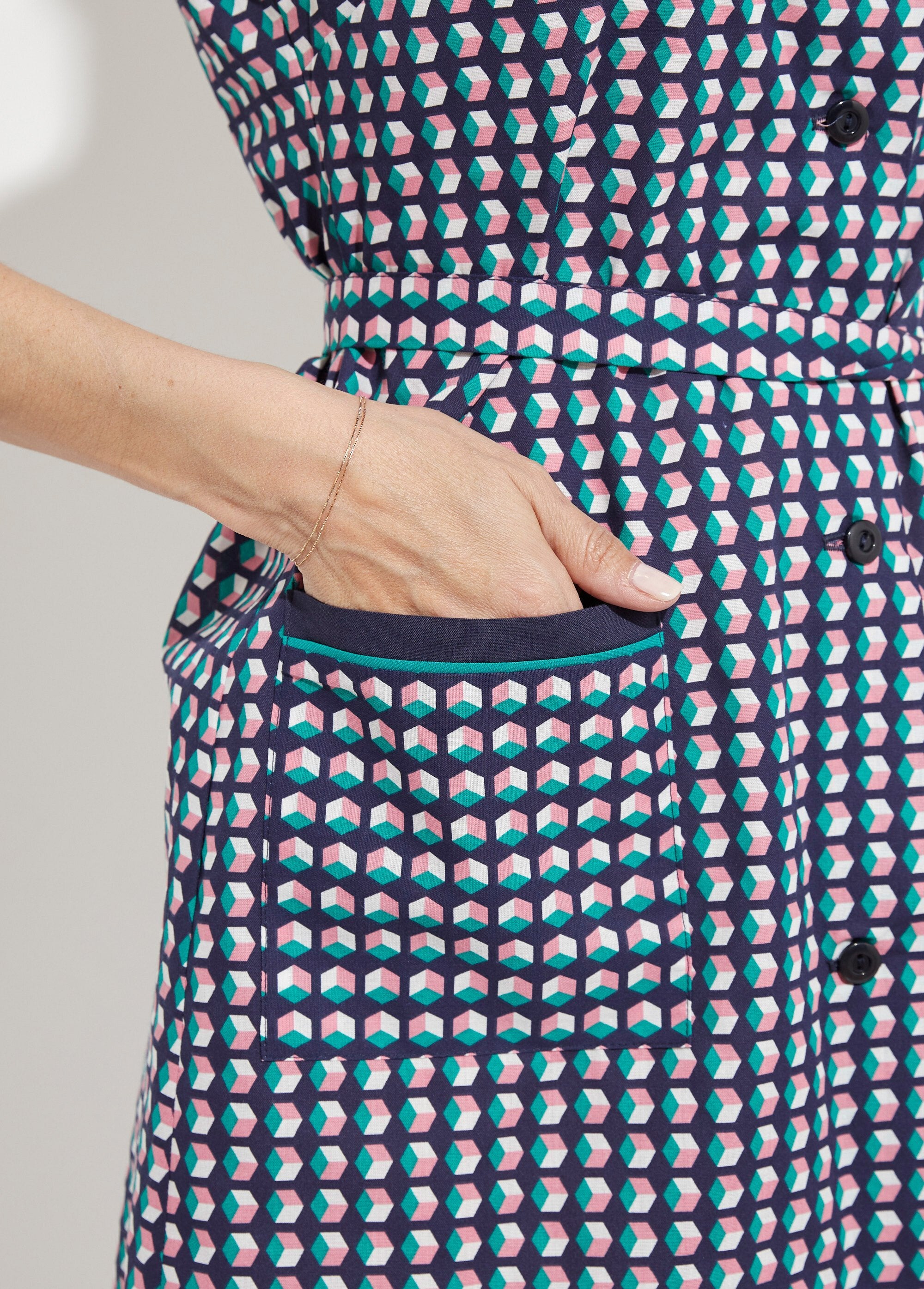 Delantal_sin_mangas_abotonado_con_estampado_gráfico_Verde_DE2_slim