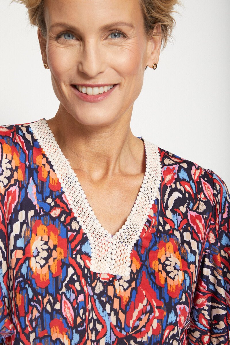 Camiseta_corta_holgada_con_acabado_macramé_Azul_y_rojo_DE1_slim