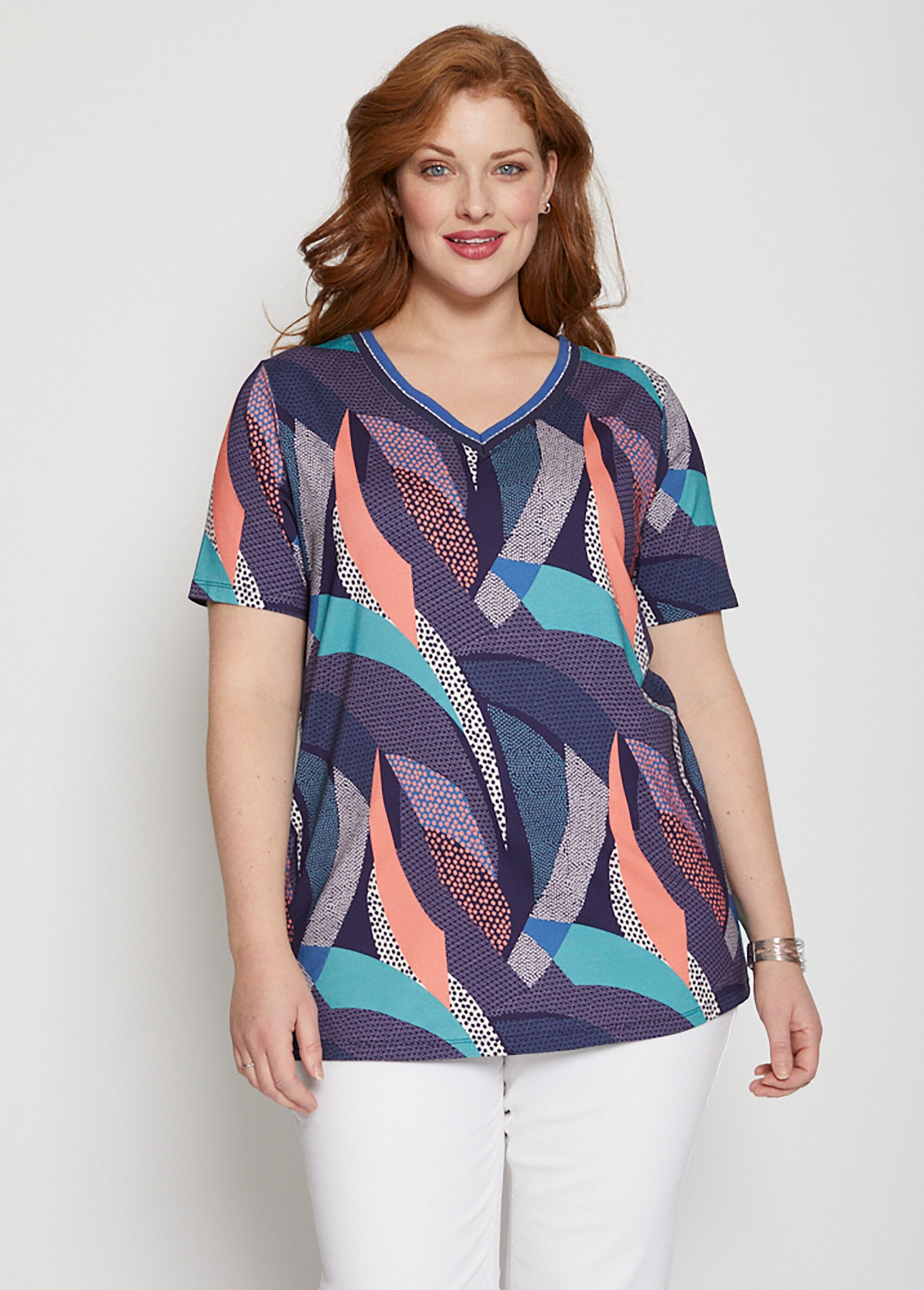 Camiseta_de_punto_con_cuello_de_pico_y_ribete_iridiscente_azul_y_esmeralda_FA1_curvy