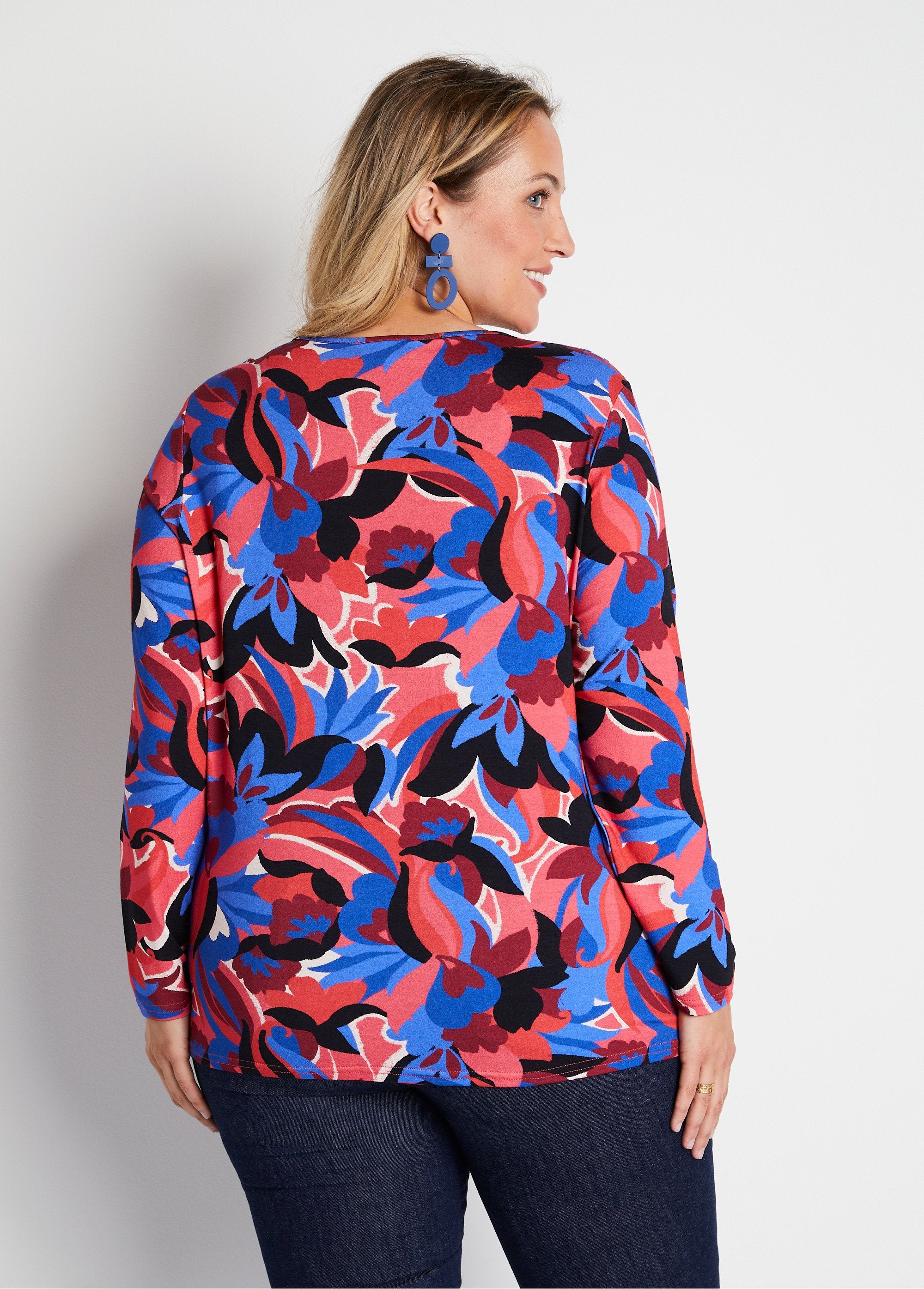 Camiseta_estampada_de_manga_larga_y_corte_recto_azul_y_rosa_DO1_curvy