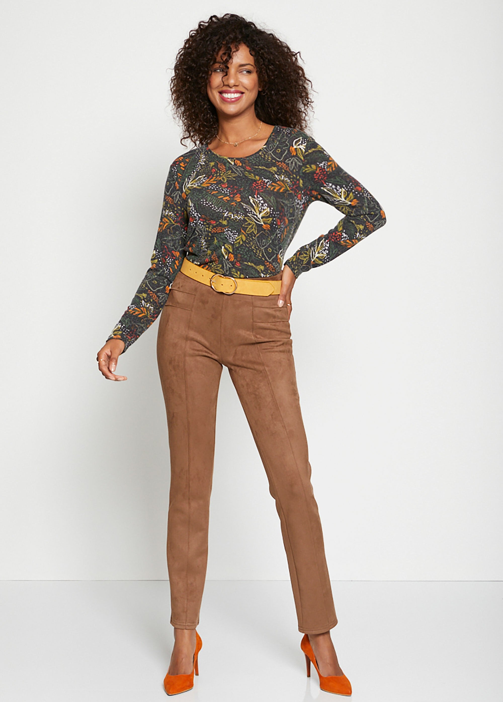 Camiseta_estampada_de_cuello_redondo_Negro_y_naranja_SF1_slim