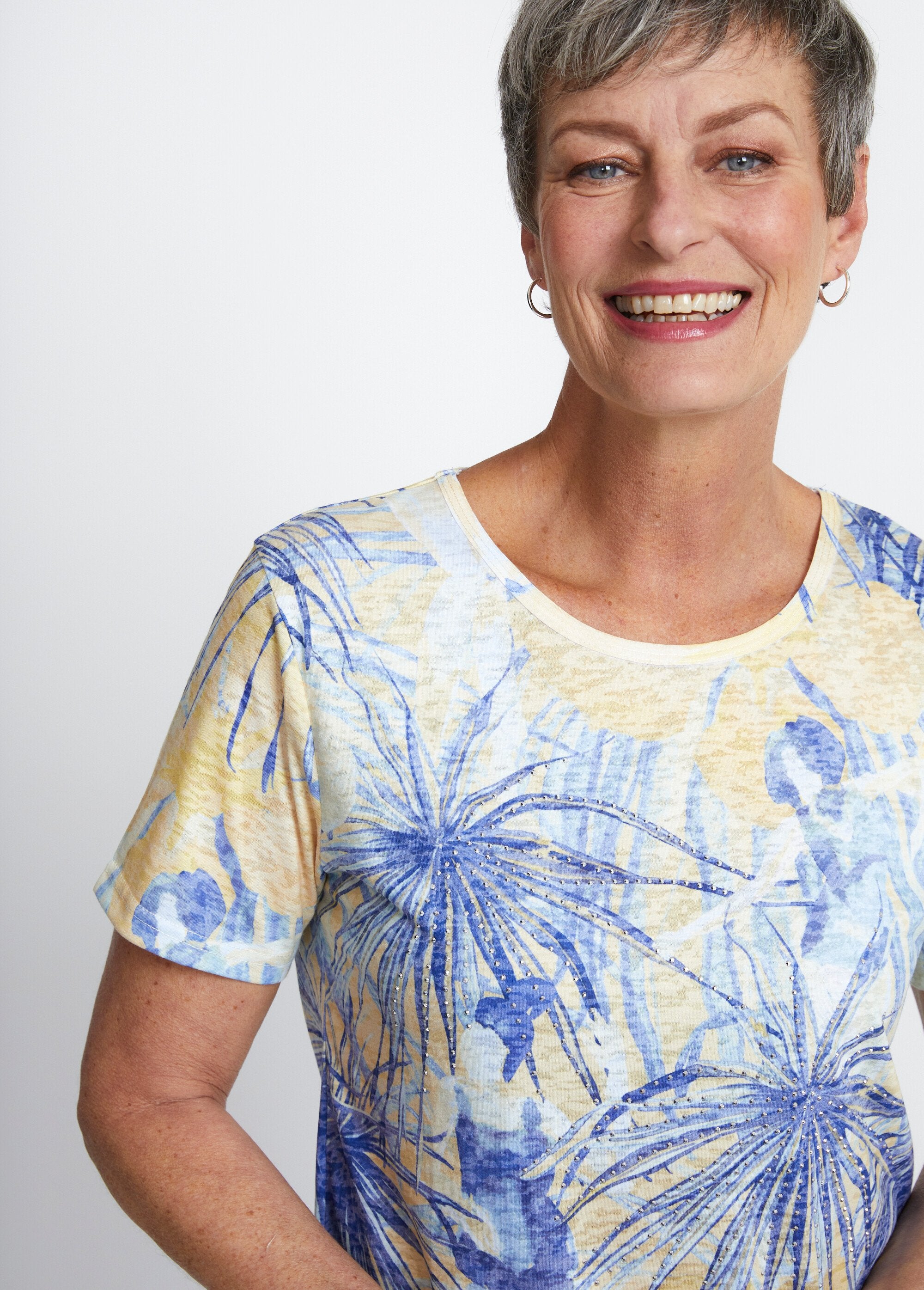 Camiseta_corta_con_estampado_y_pedrería_cuello_redondo_Amarillo_y_azul_DE1_slim