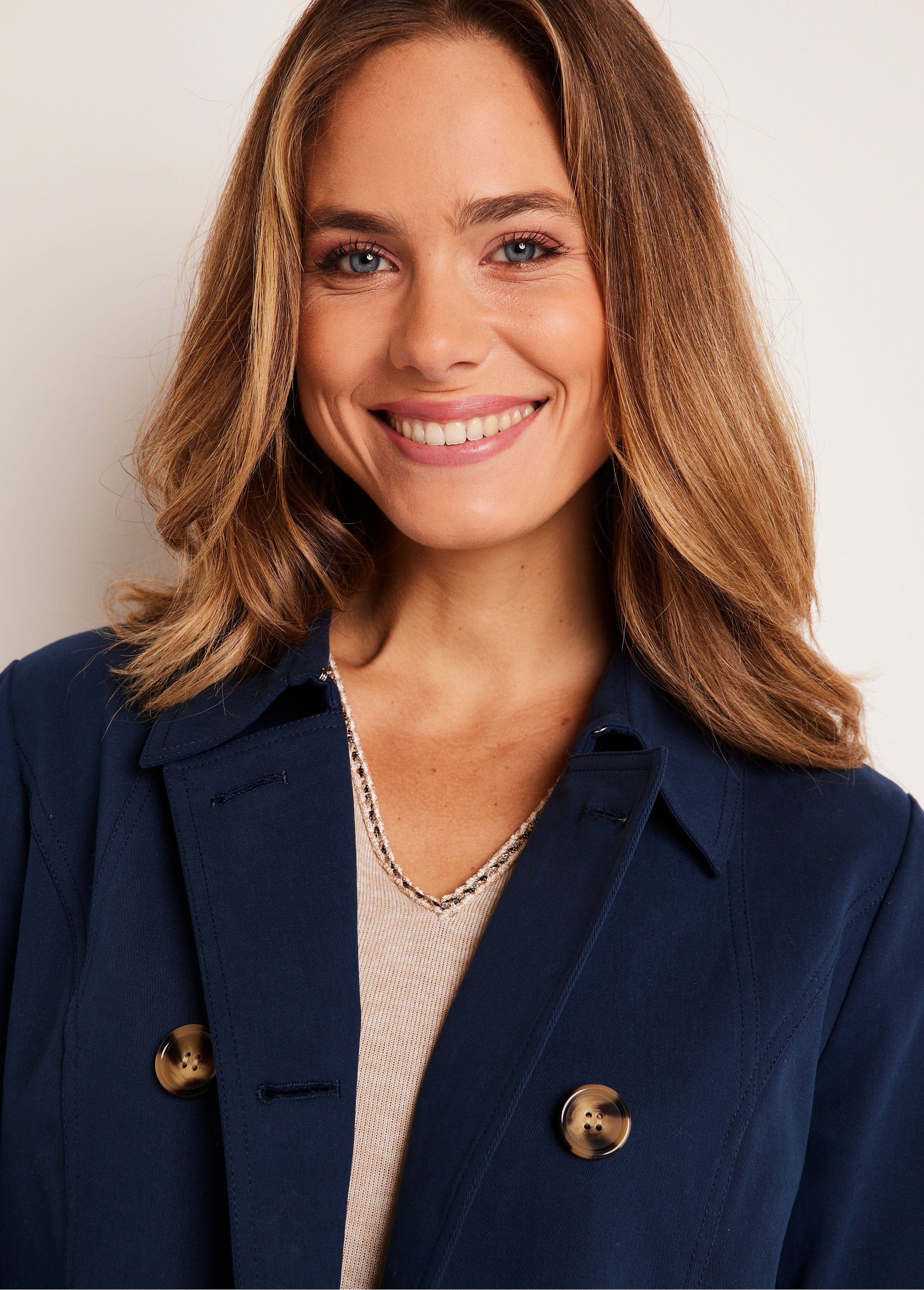 Gabardina_corta_lisa_cruzada_con_cuello_en_pico_Azul_marino_DE1_slim