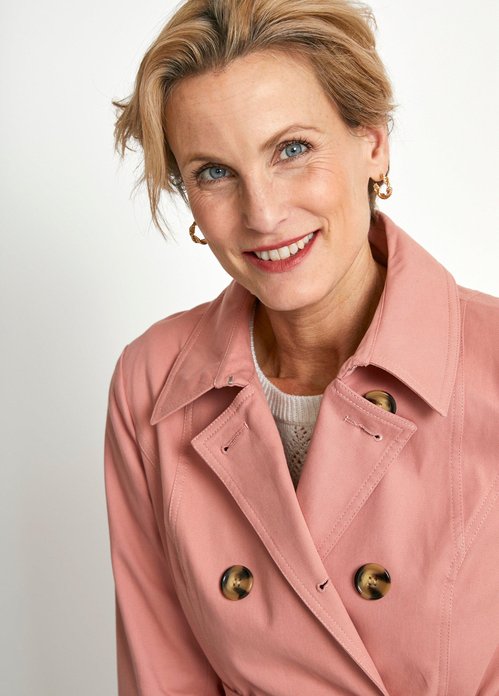 Gabardina_corta_lisa_cruzada_con_cuello_en_pico_rosa_viejo_DE1_slim