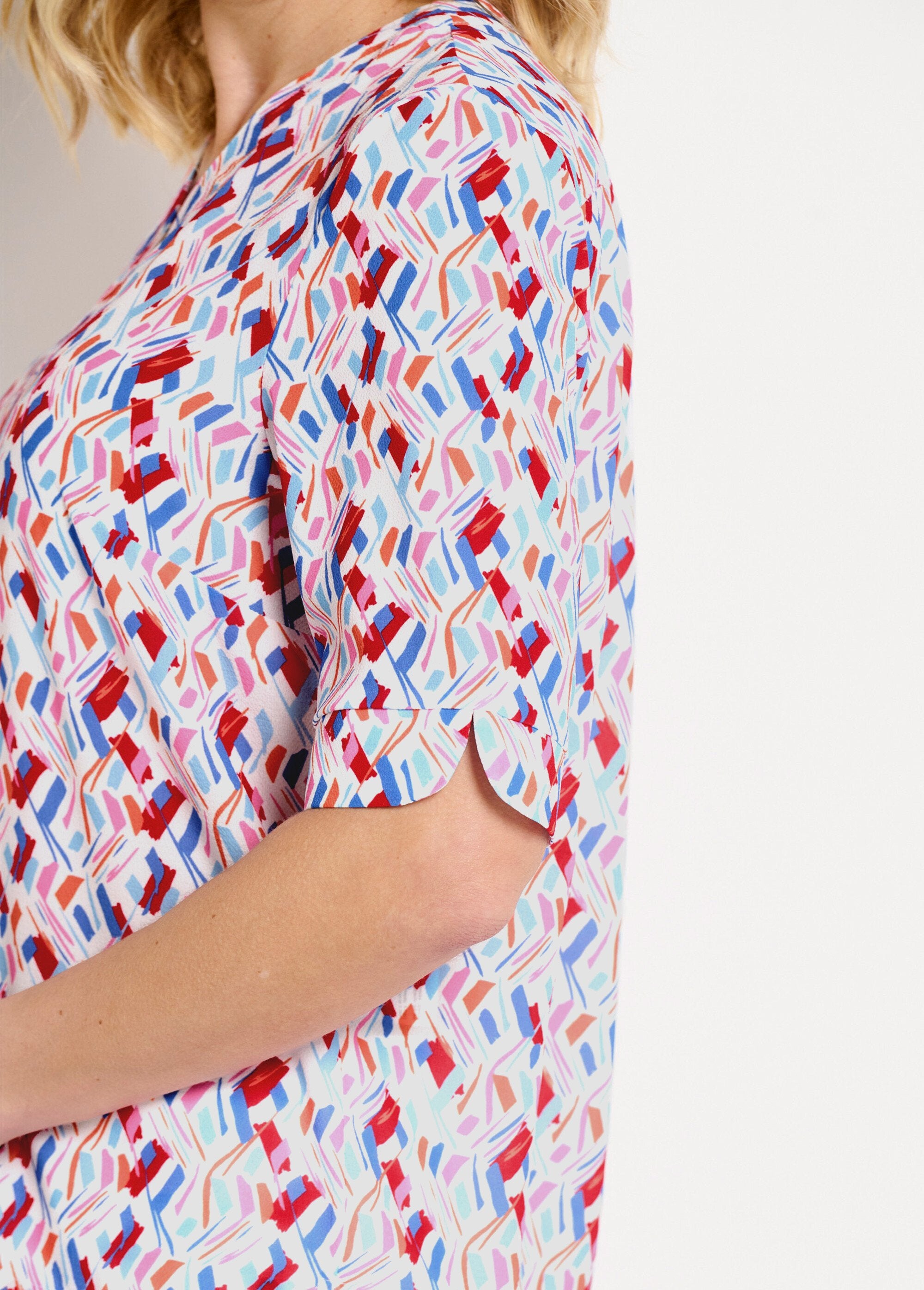 Túnica_de_escote_recto_en_V_y_mangas_cortas_estampadas_azul_y_rosa_DE2_slim