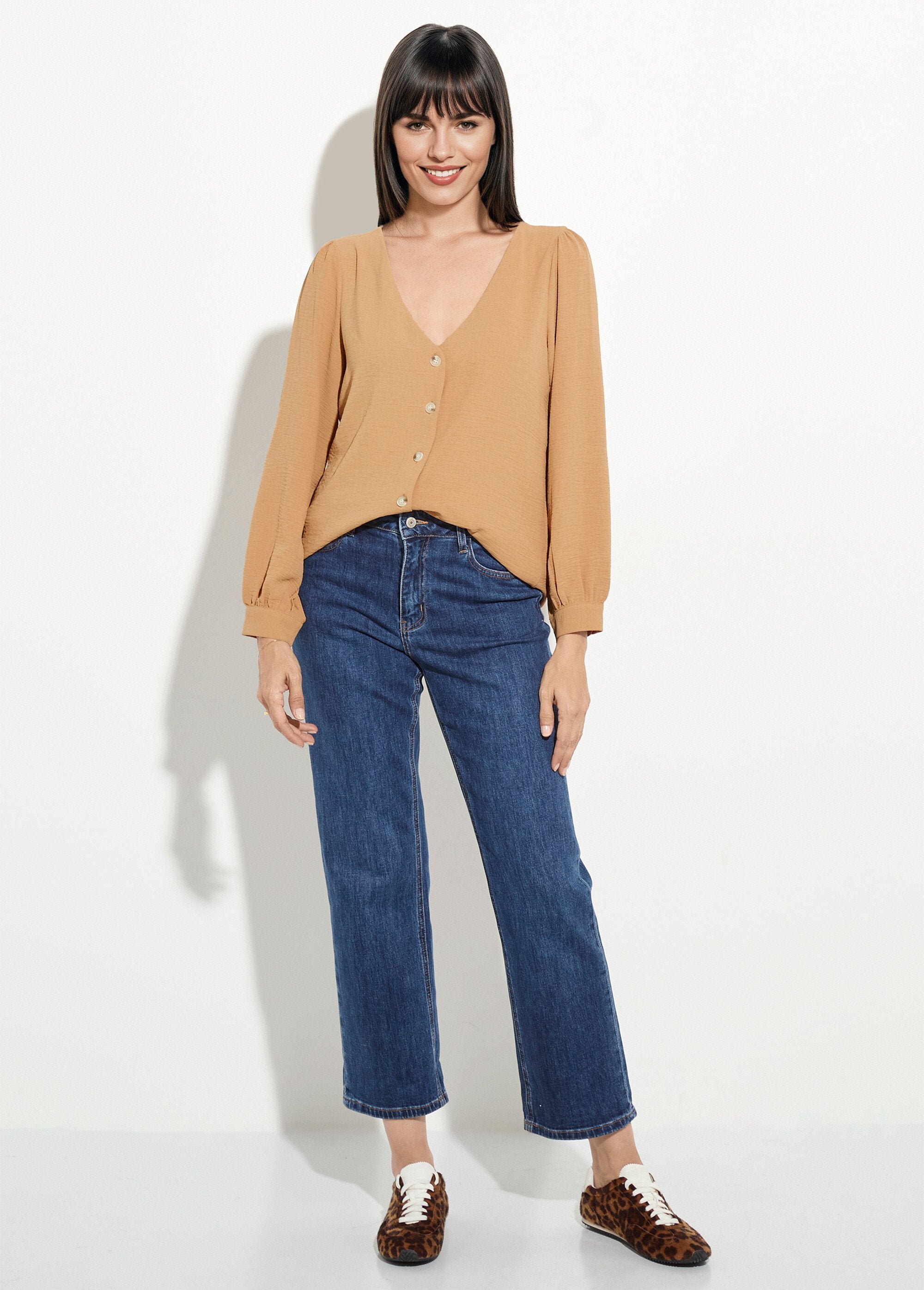 Túnica_abotonada_y_en_relieve_con_cuello_en_V_camello_SF1_slim