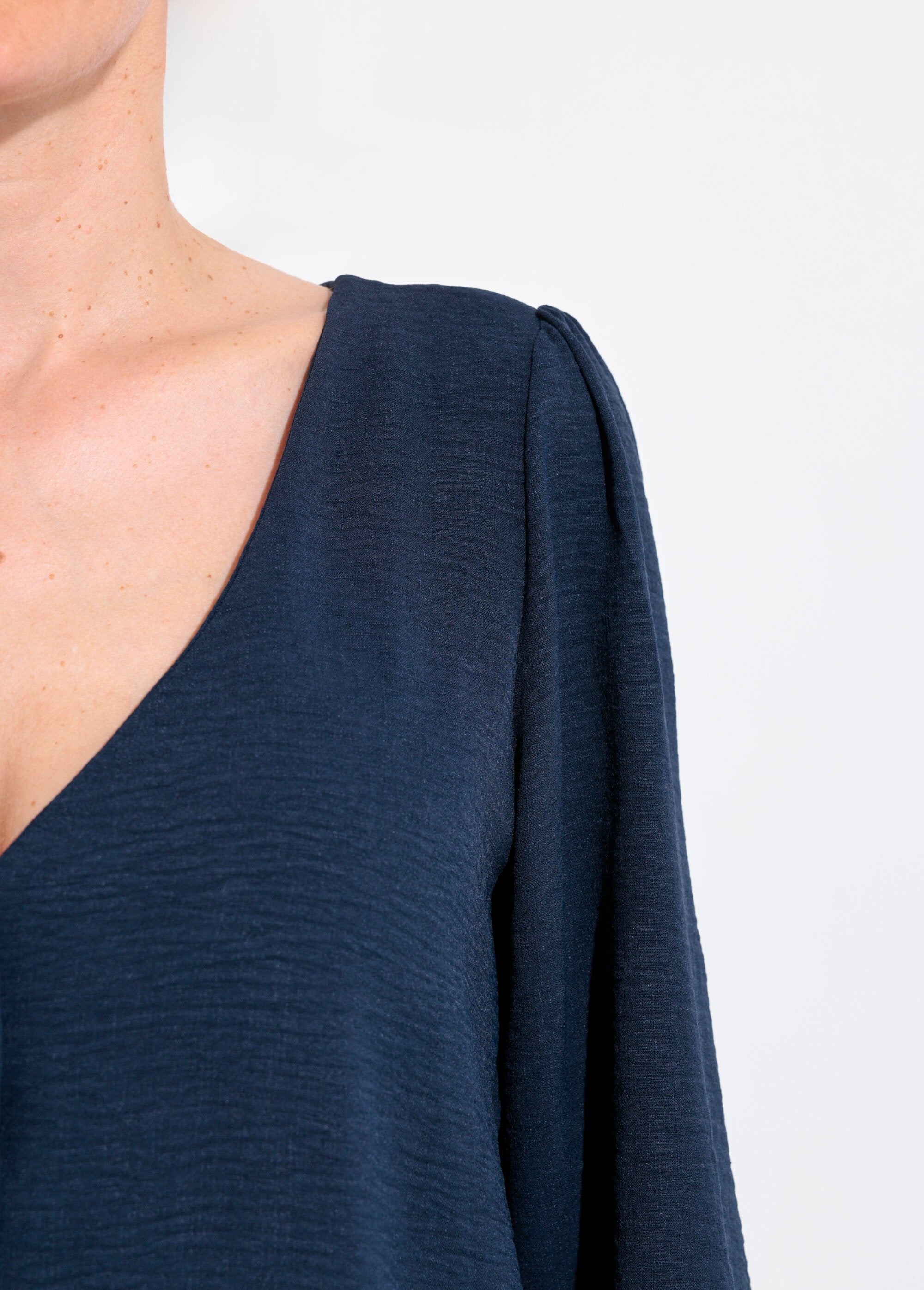 Túnica_abotonada_y_en_relieve_con_cuello_en_V_Marina_DE2_slim