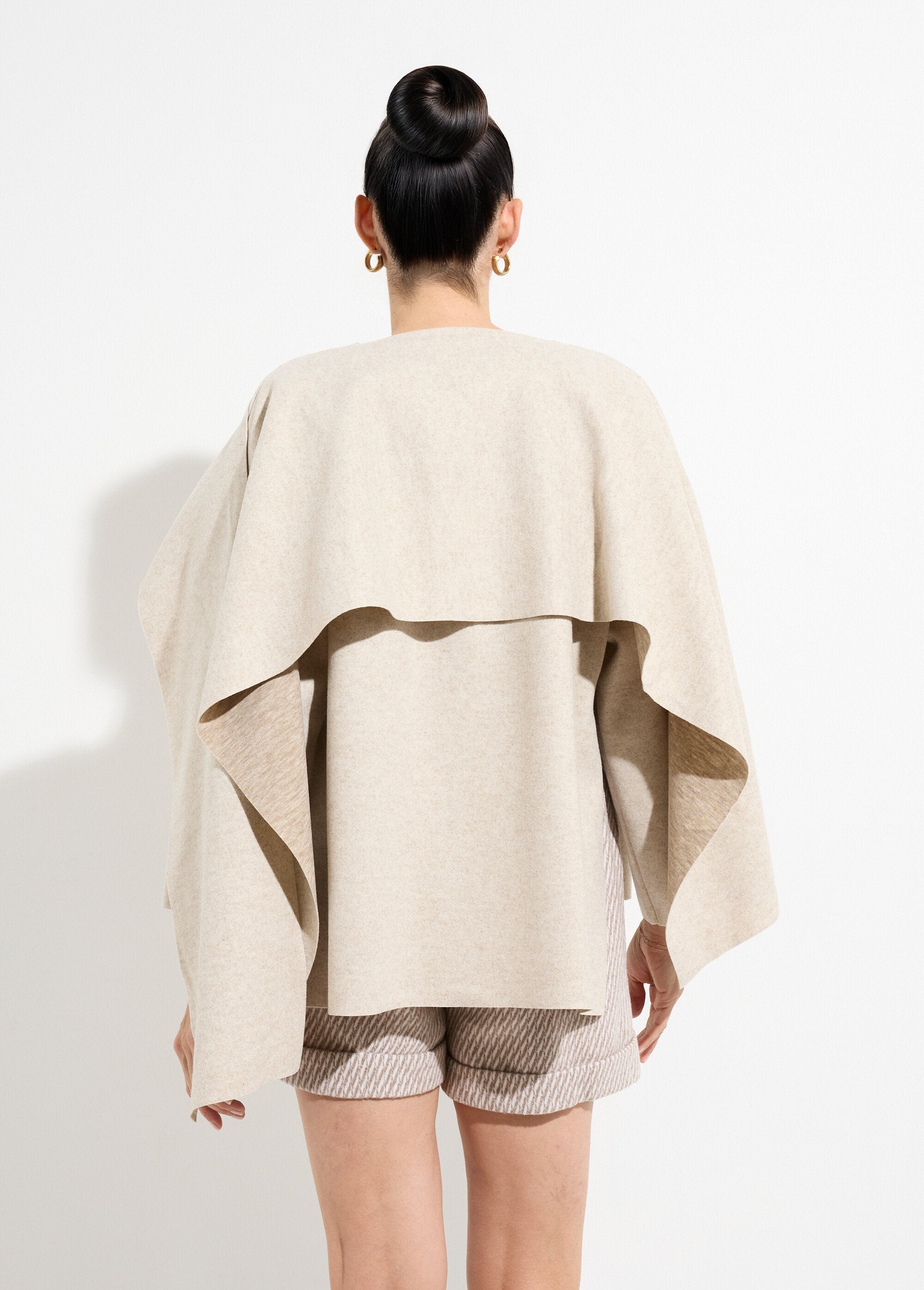 Chaqueta_con_botón_joya_de_metal_y_bufanda_Beige_DO1_slim