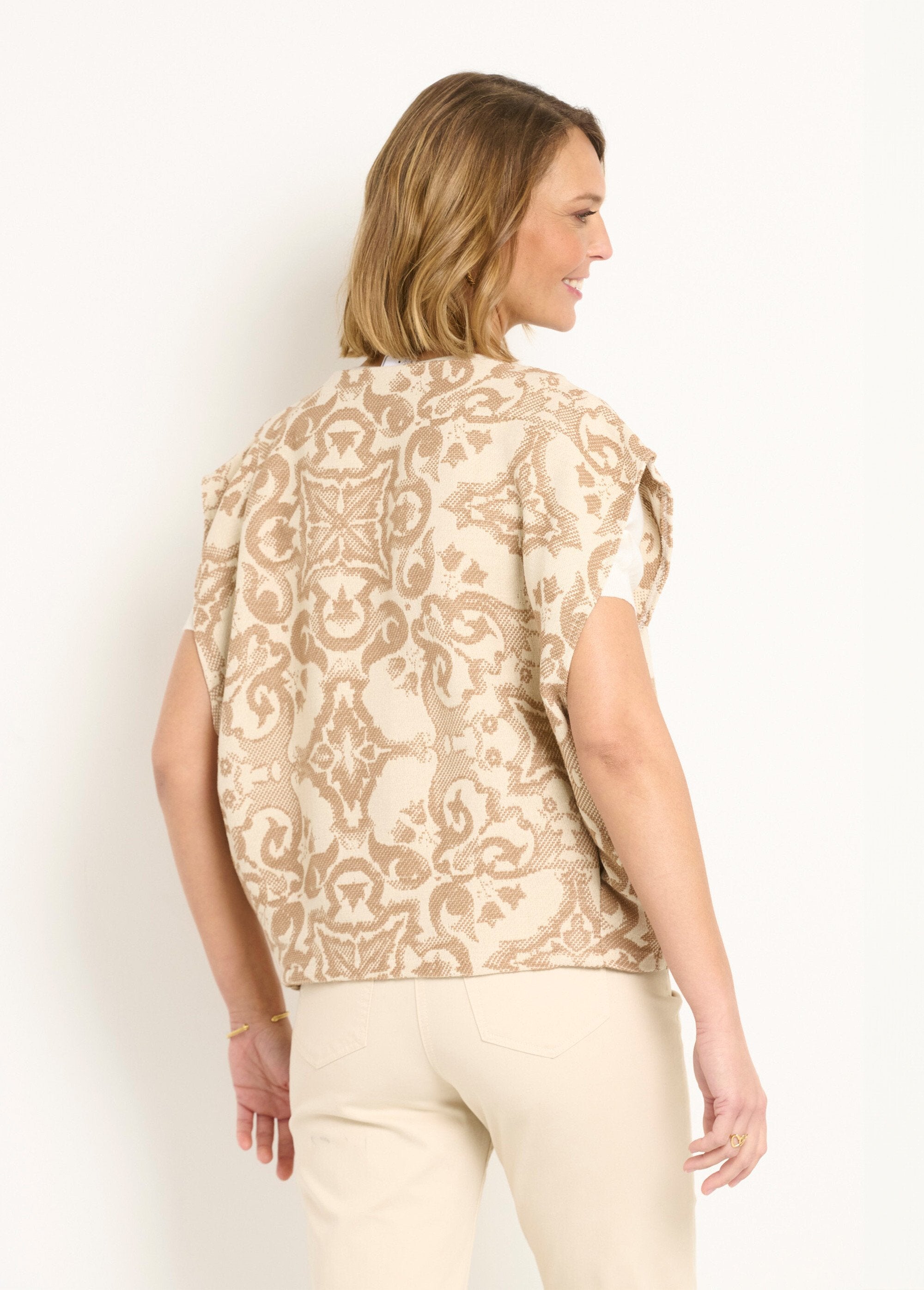 Chaqueta_jacquard_sin_mangas_con_cuello_redondo_Beige_DO1_slim