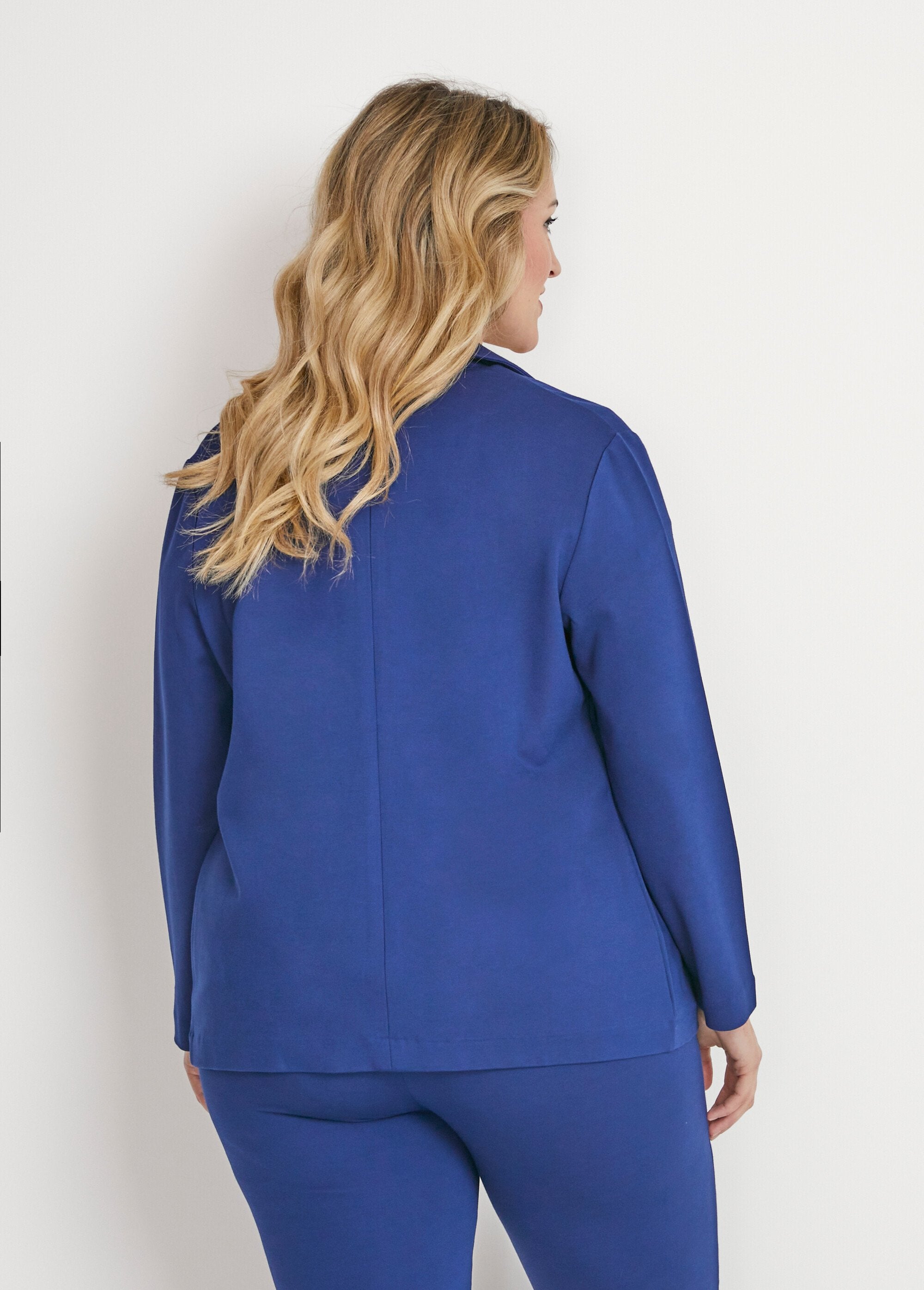 Chaqueta_recta_con_botones_en_punto_Milano_liso_Azul_marino_DO1_curvy