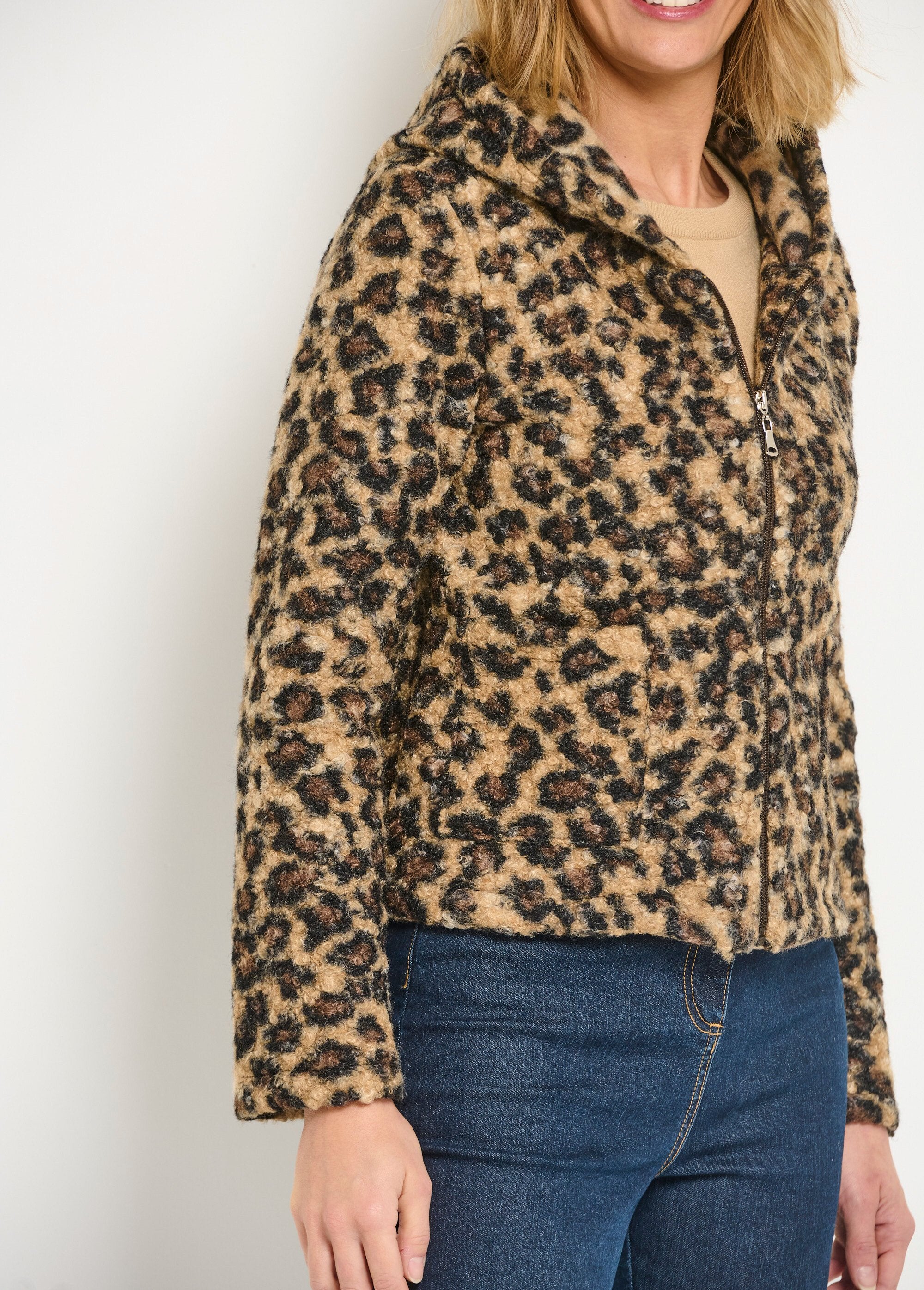 Chaqueta_con_capucha_y_cremallera_de_leopardo_Leopardo_DE2_slim
