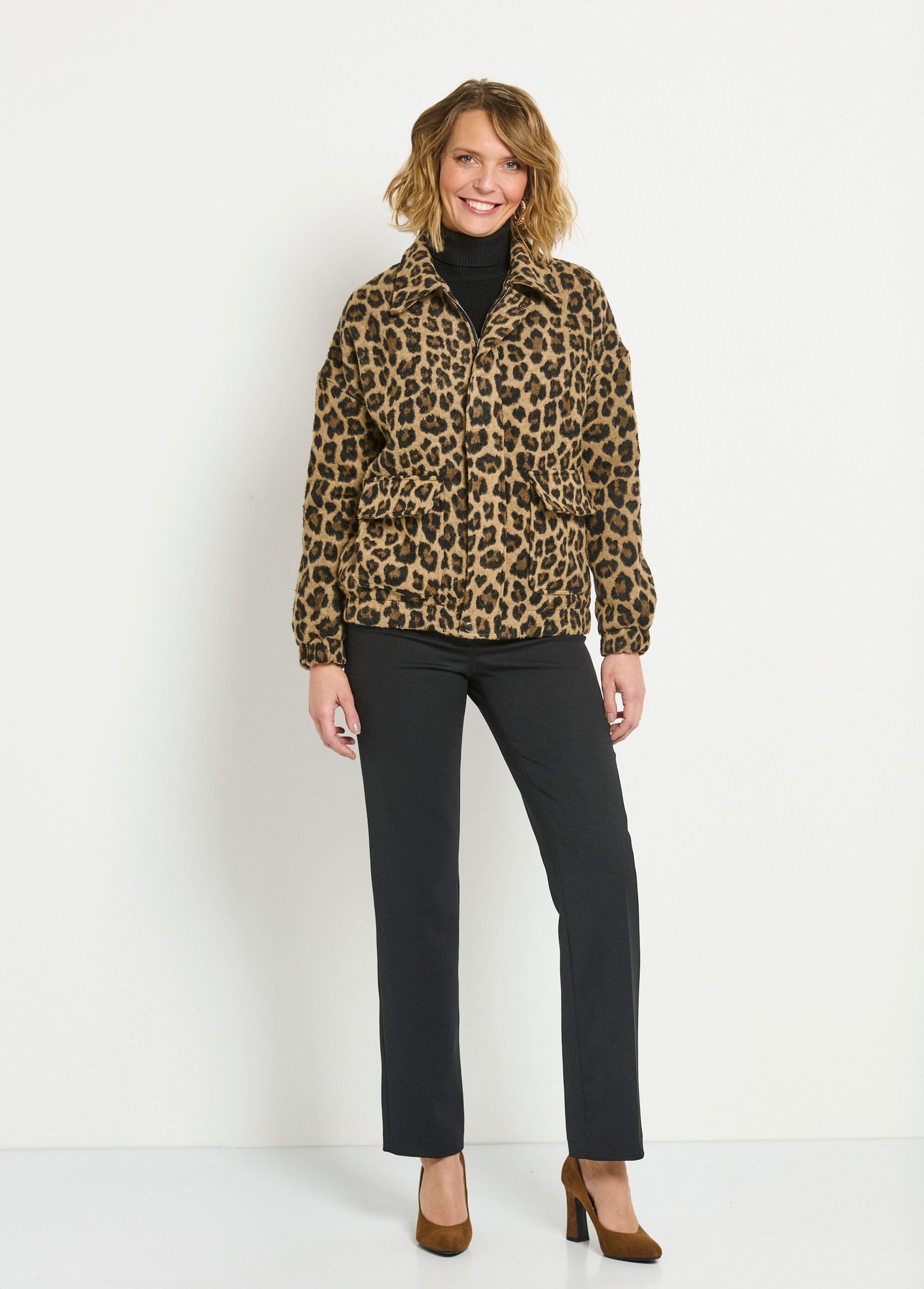 Chaqueta_con_cremallera_y_bolsillos_de_parche_con_estampado_de_leopardo_Leopardo_SF1_slim
