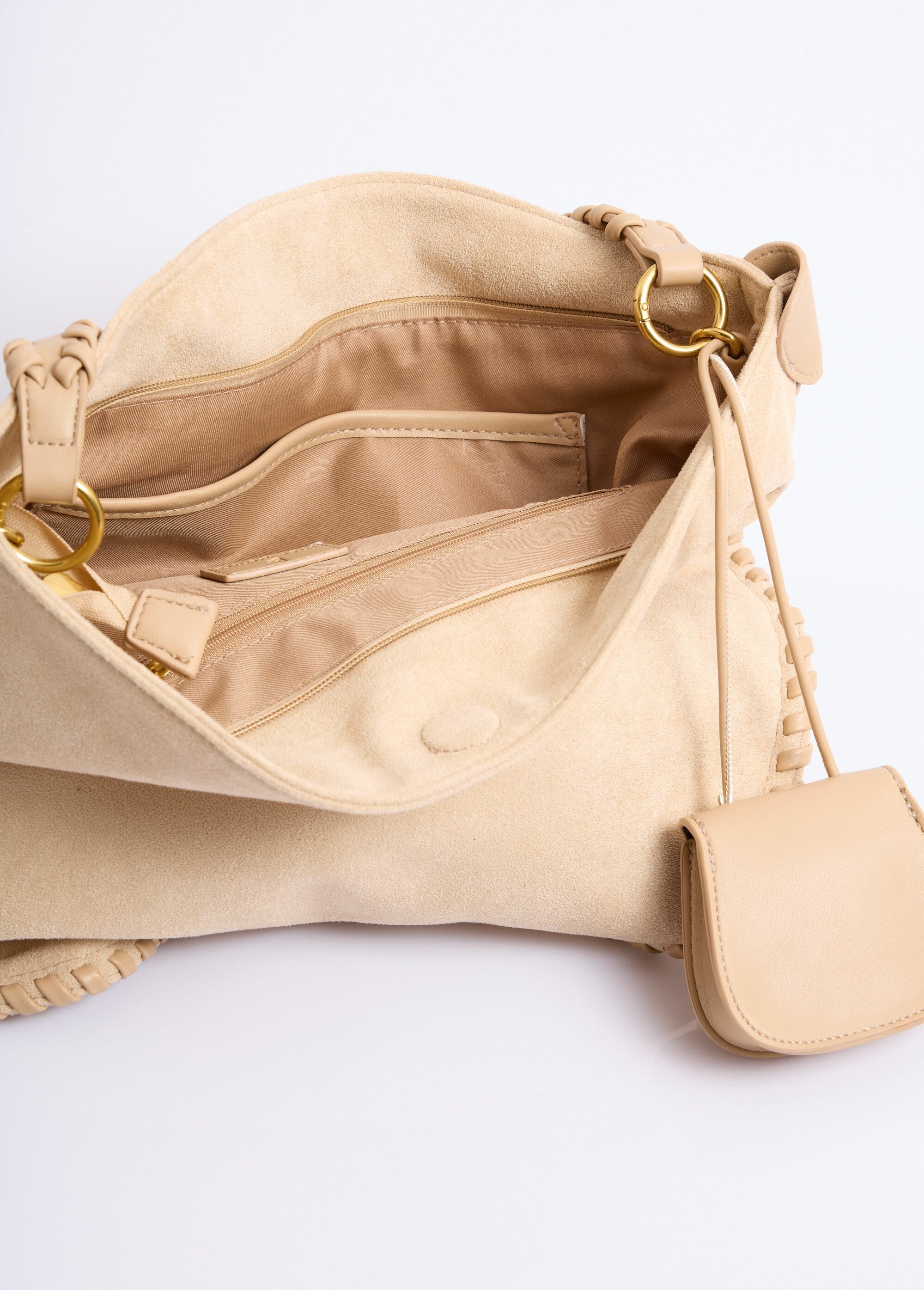 Bolso_de_ante_con_bandolera_y_charm_Beige_DE2_slim