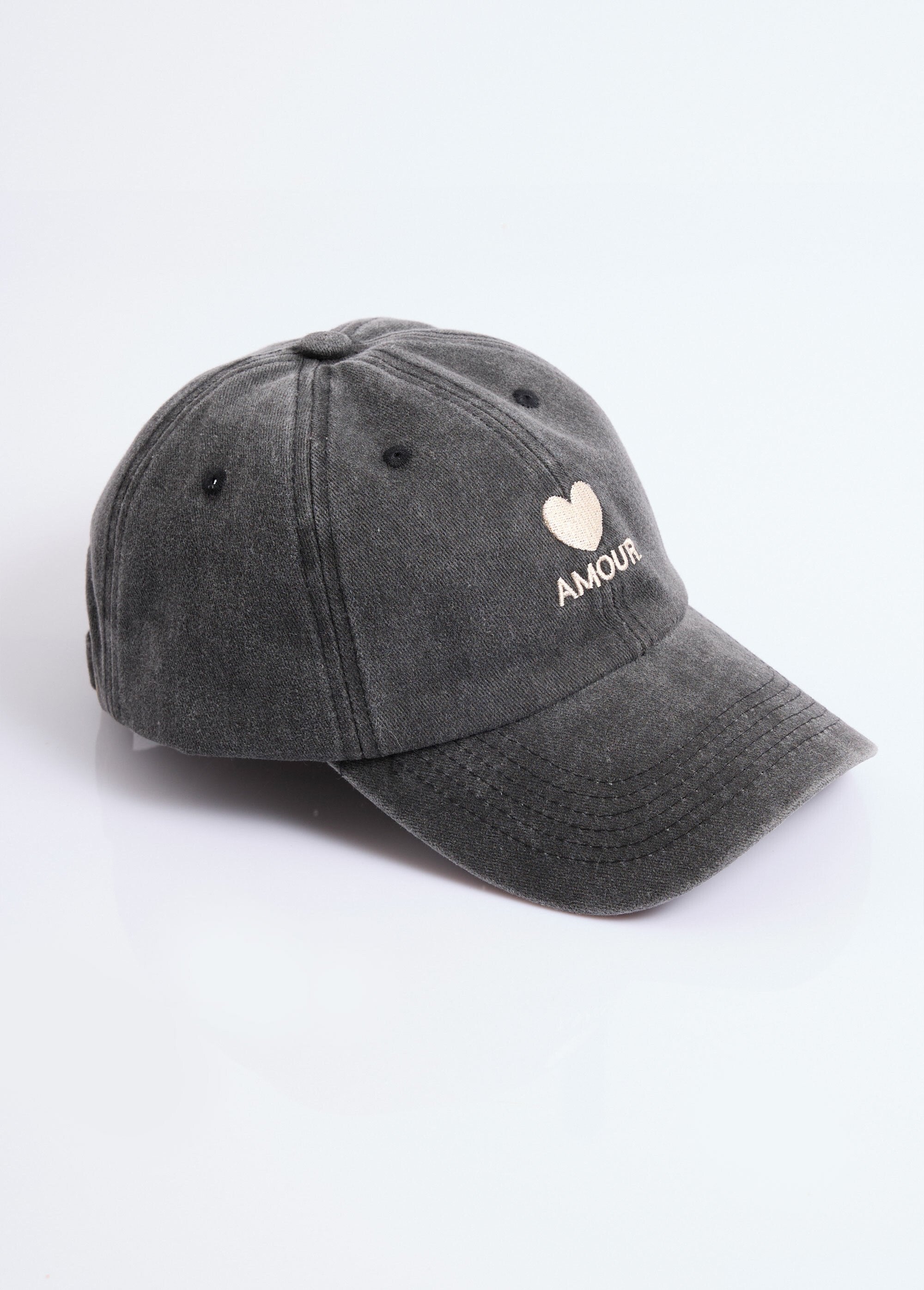Gorra_de_mezclilla_usada_con_bordado_de_corazón_Gris_FA1_slim