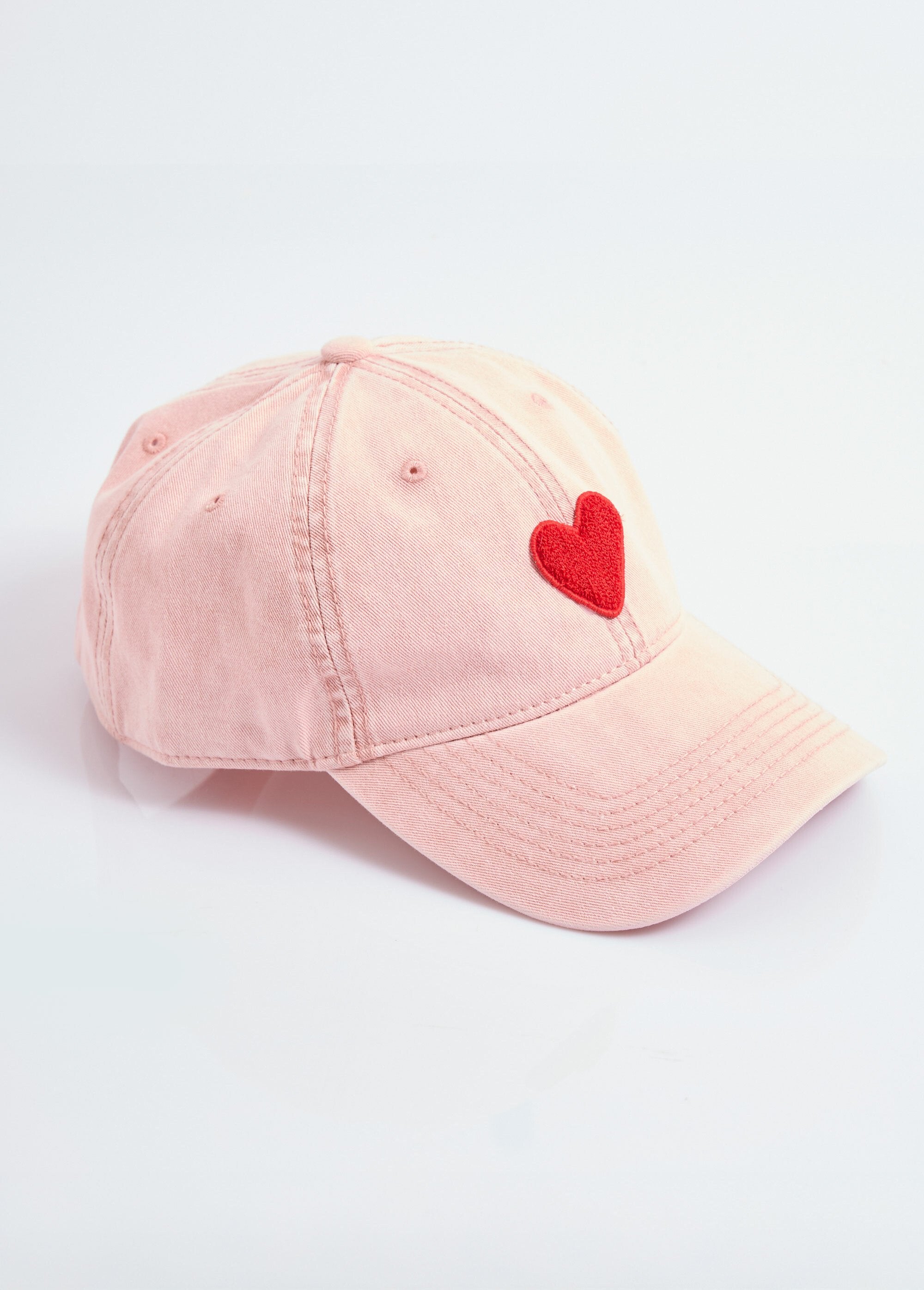 Gorra_novedosa_con_bordado_de_corazón_Rosa_FA1_slim