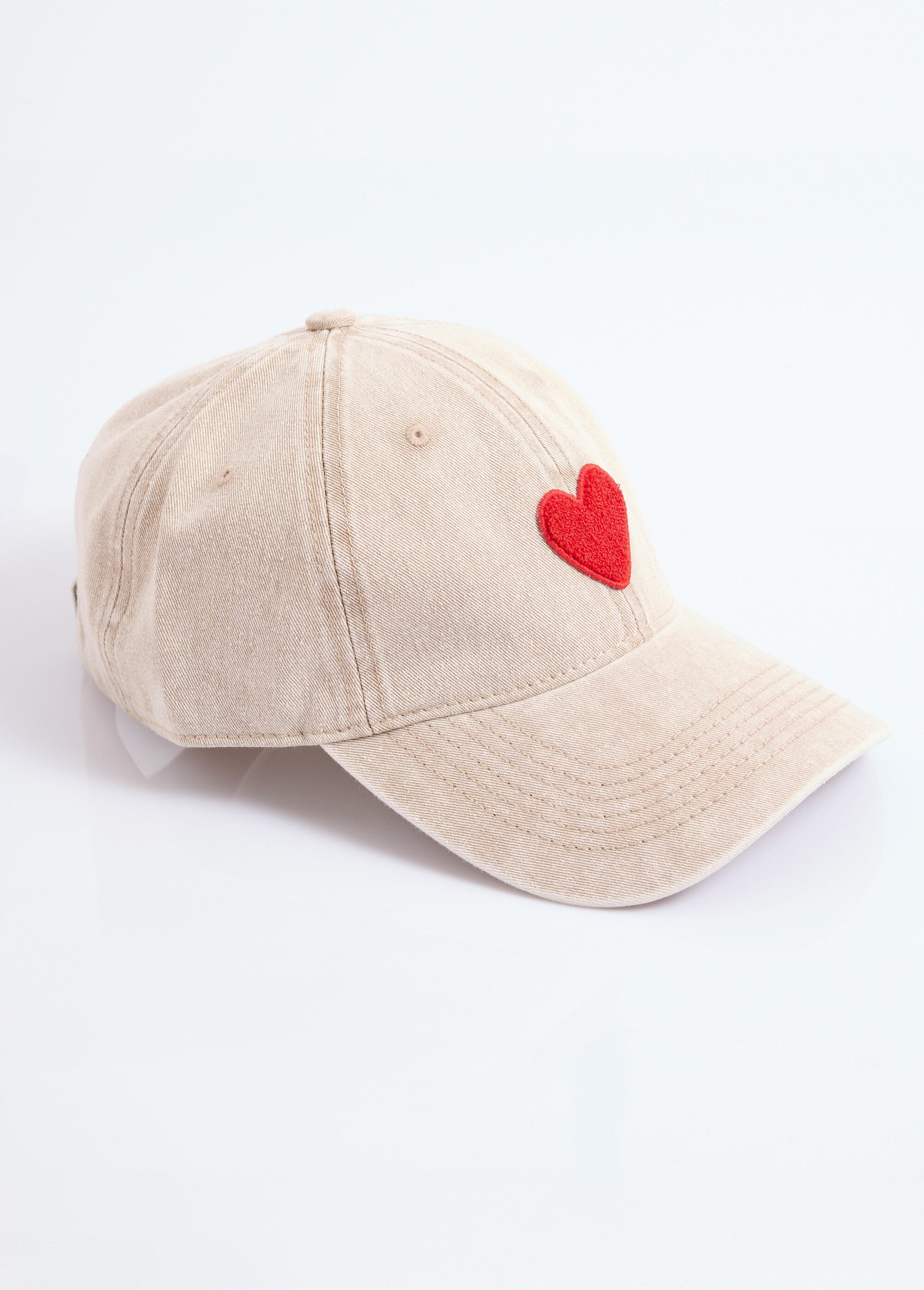 Gorra_novedosa_con_bordado_de_corazón_Beige_FA1_slim