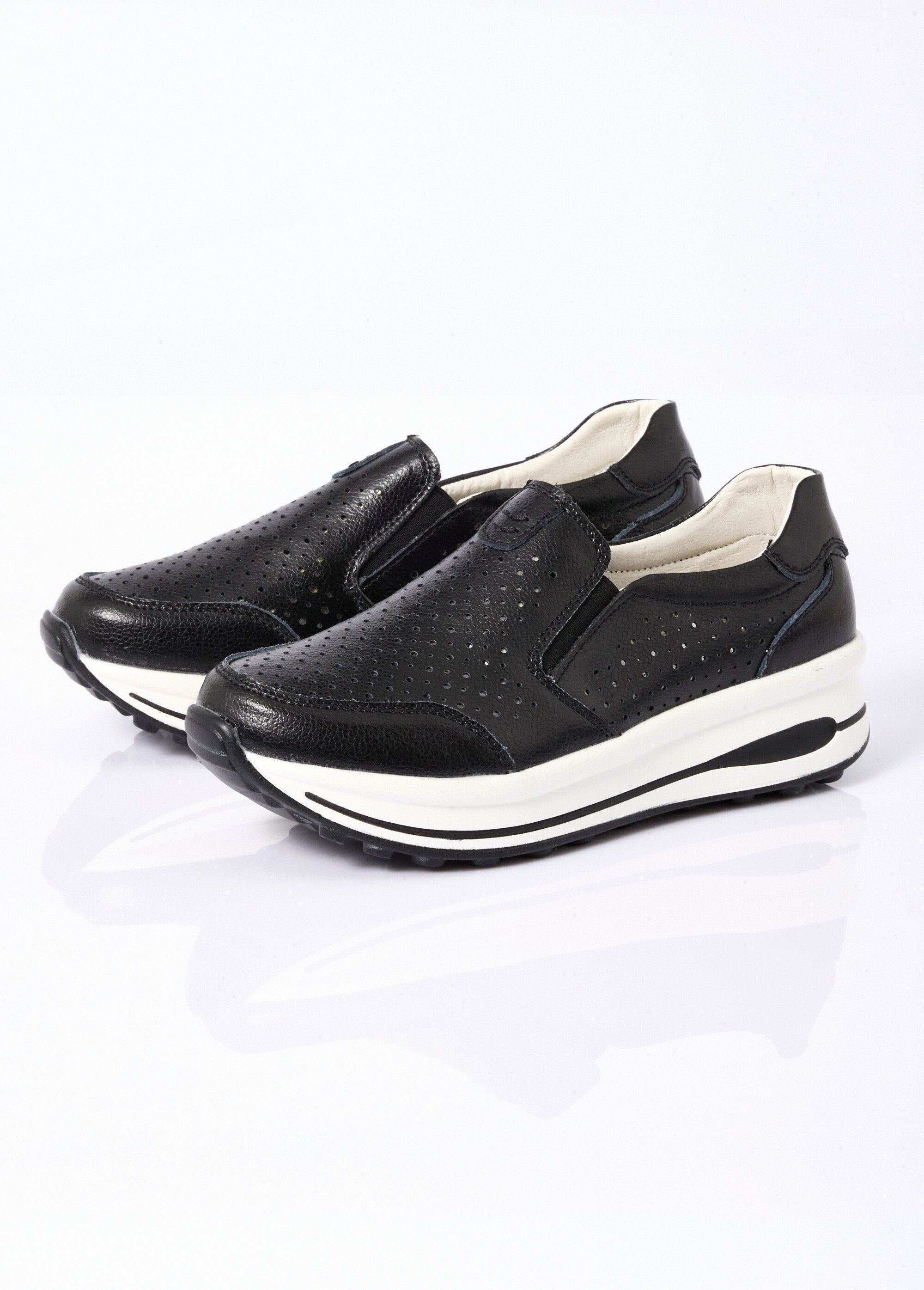 Zapatillas_deportivas_con_cuña_perforada_Negro_DE1_slim
