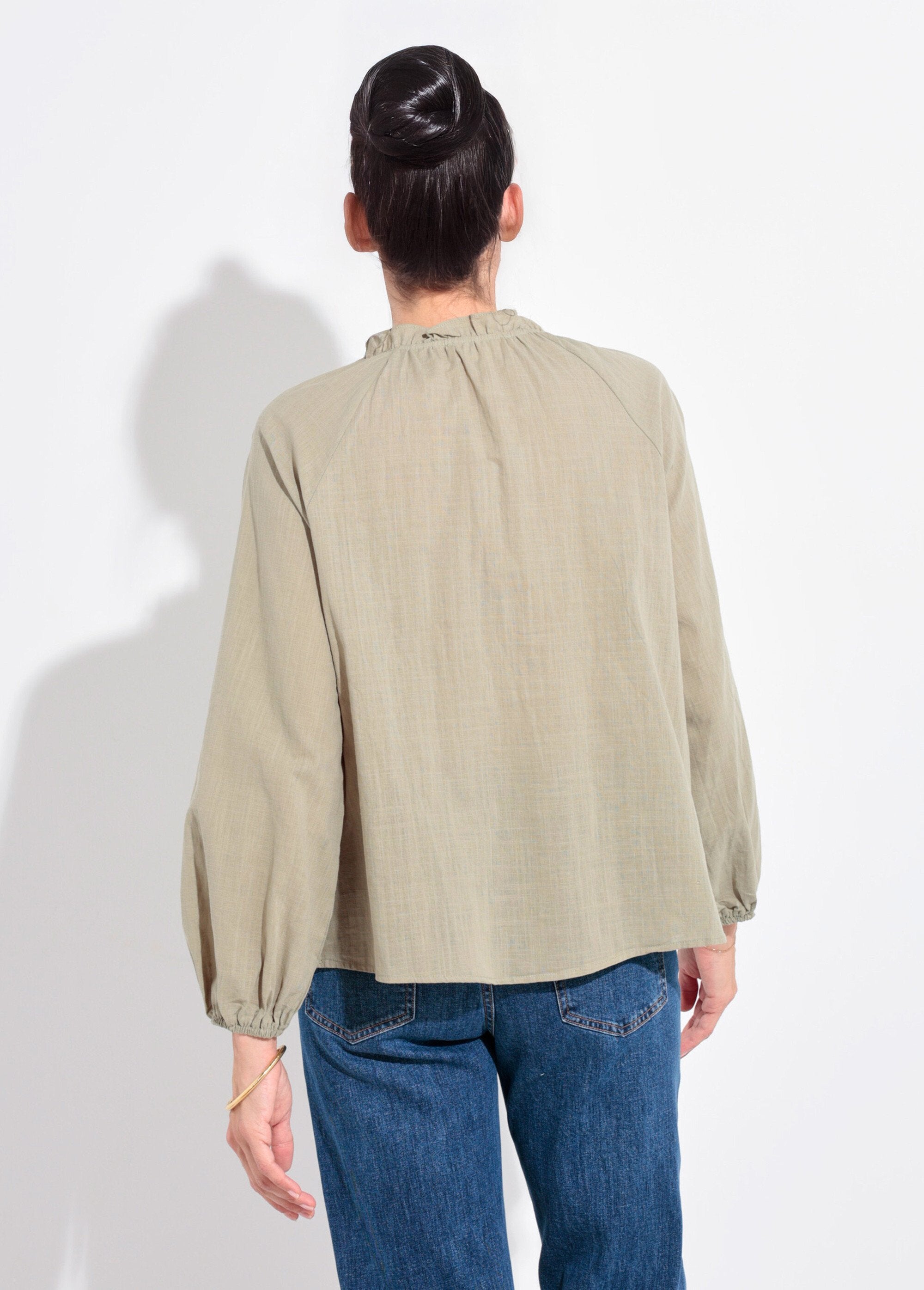 Blusa_holgada_con_cuello_en_V_y_lazo_Caqui_DO1_slim