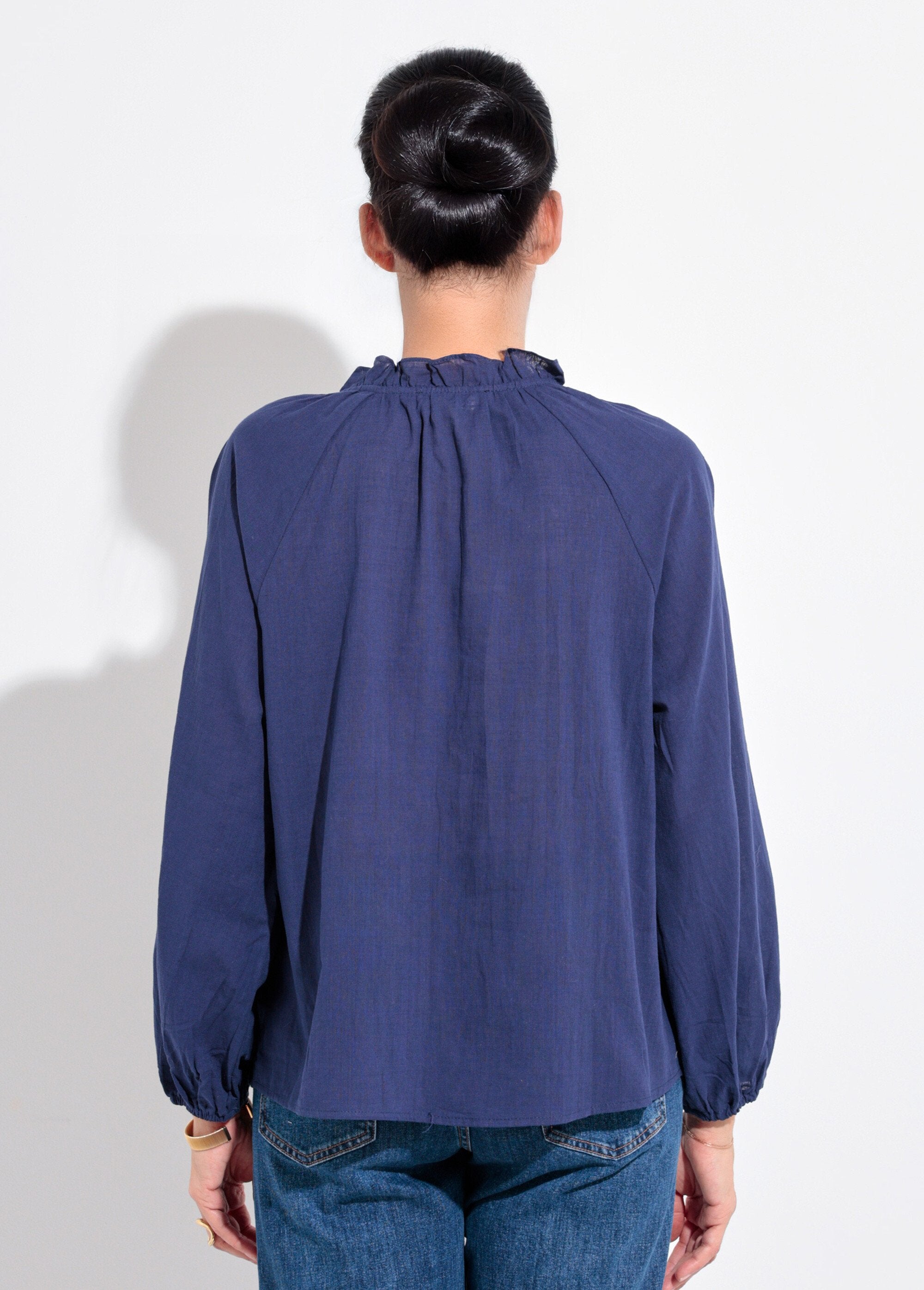 Blusa_holgada_con_cuello_en_V_y_lazo_Marina_DO1_slim