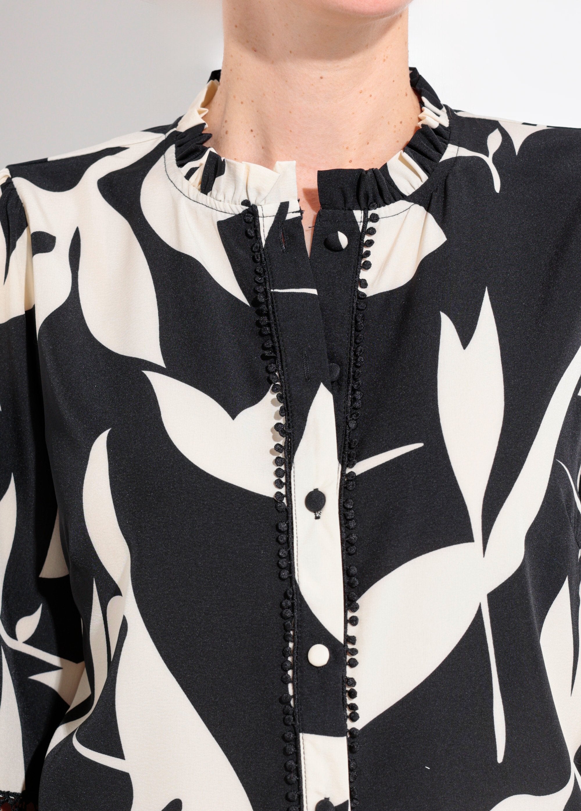 Blusa_con_estampado_gráfico_y_detalles_de_encaje_En_blanco_y_negro_DE1_slim