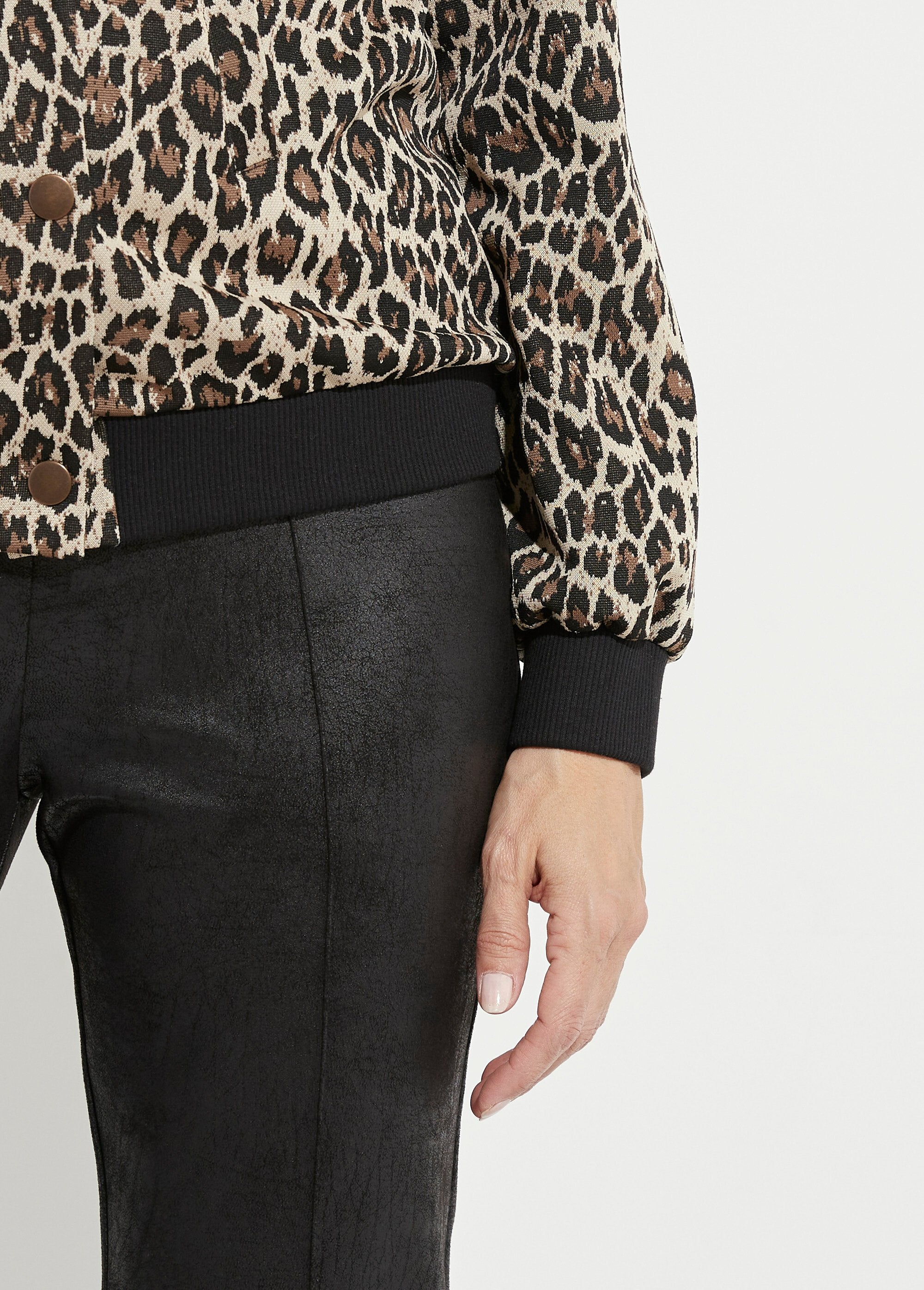 Chaqueta_estilo_bomber_con_estampado_de_piel_animal_y_cierre_a_presión_Beige_y_negro_DE3_slim