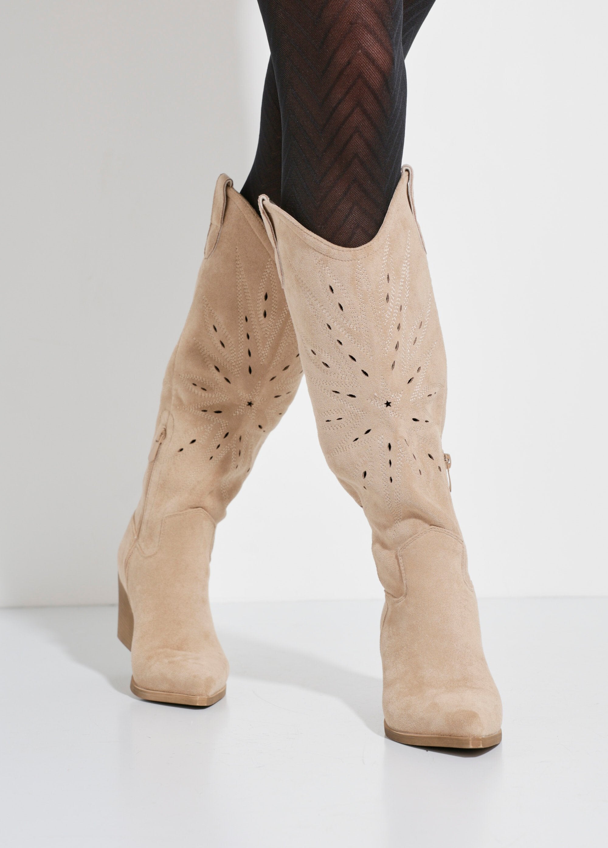 Botas_vaqueras_bordadas_con_tacón_biselado_Beige_SF1_slim