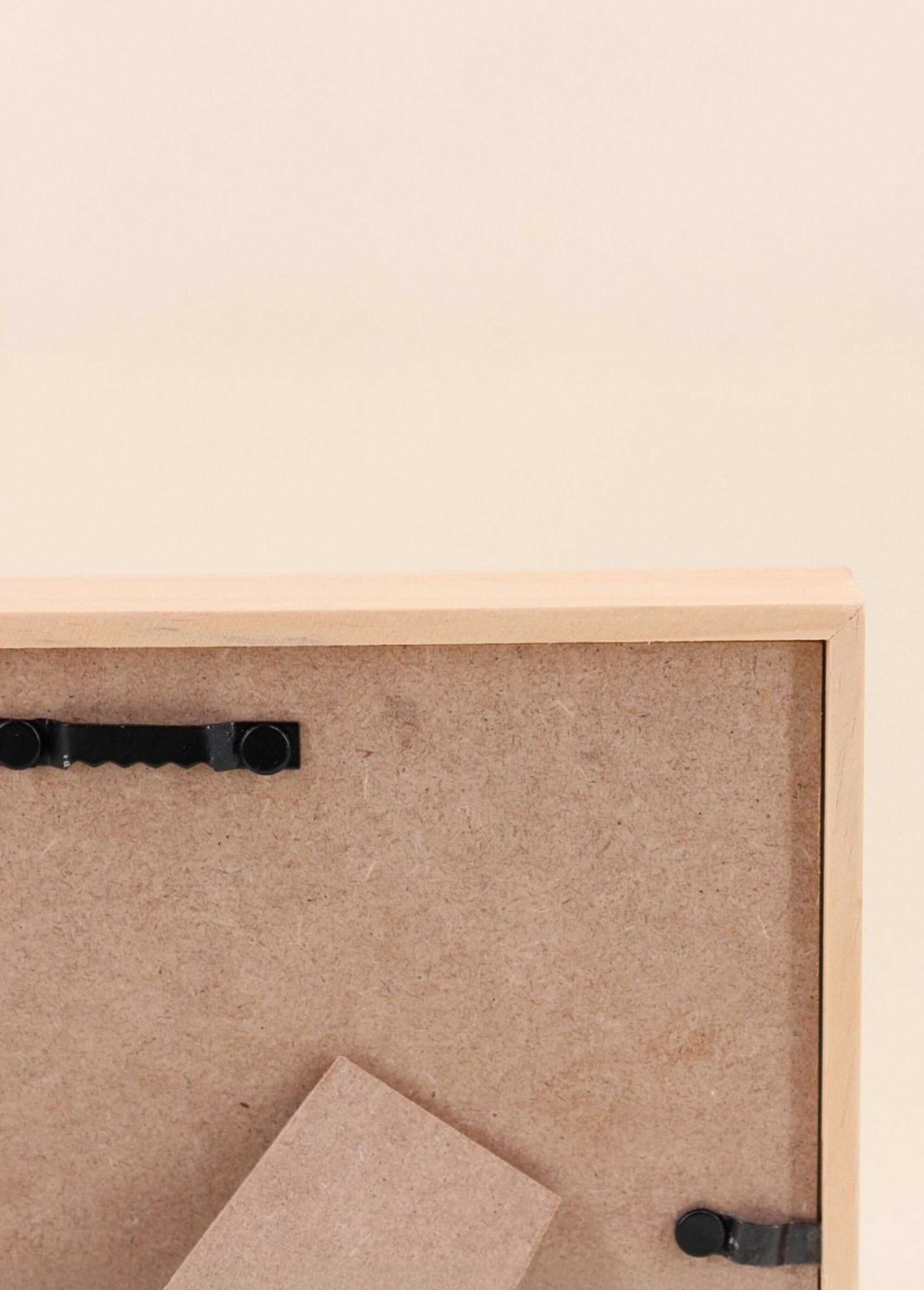 Marco_de_fotos_de_18x24cm_fabricado_en_madera_certificada_V1_Natural_DE3_slim