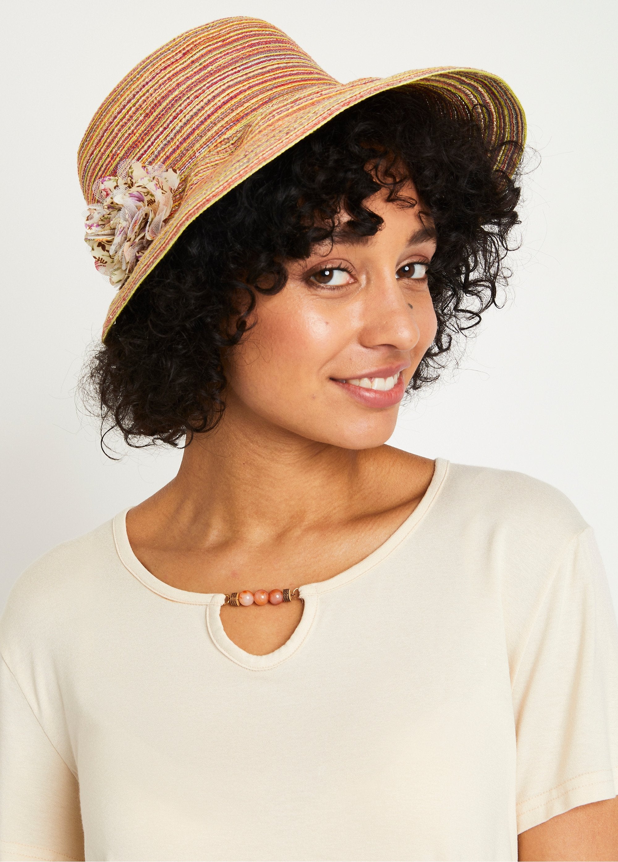 Gorro_trenzado_multicolor_con_flor_Multicolor_FA1_slim