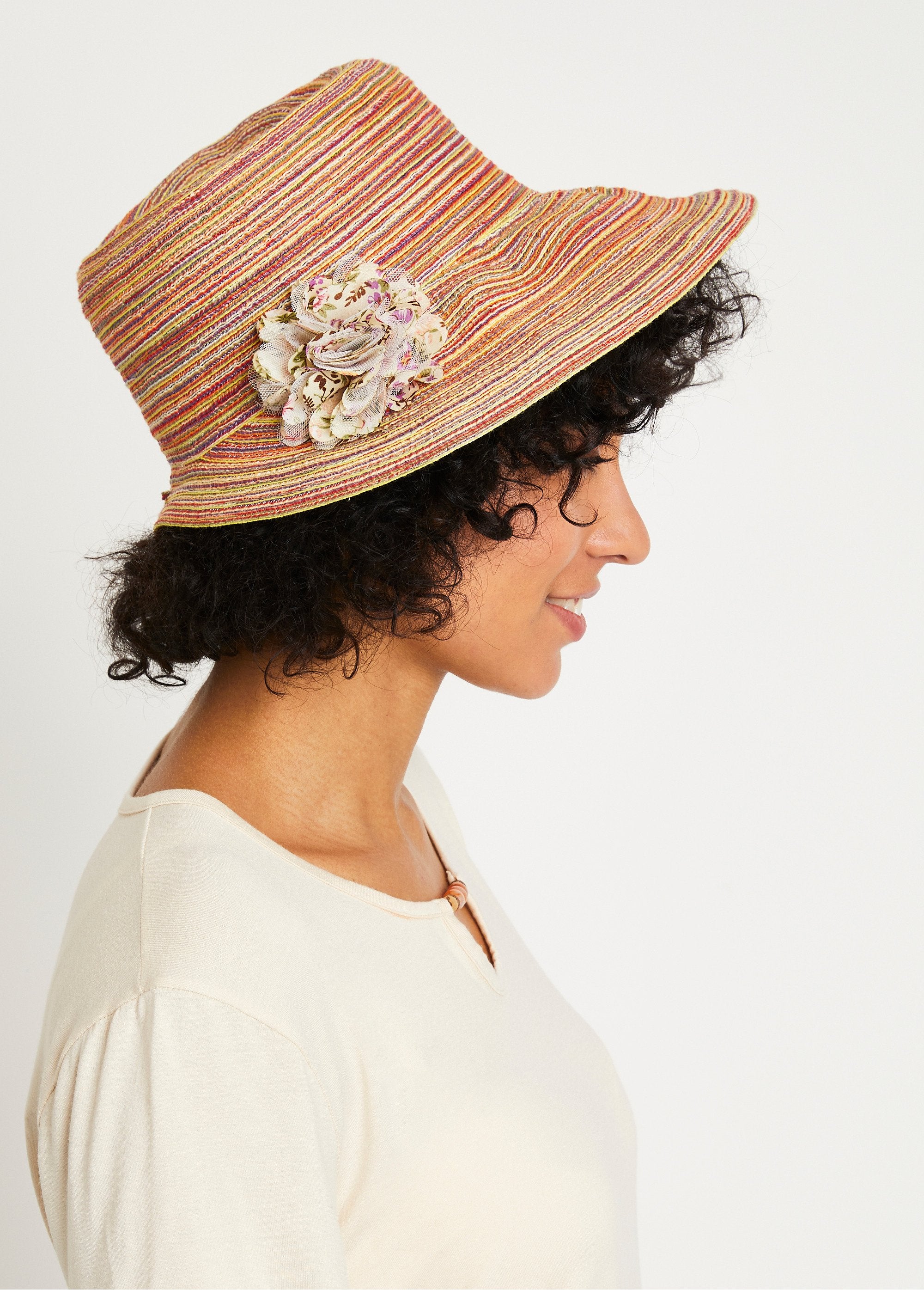Gorro_trenzado_multicolor_con_flor_Multicolor_FA2_slim