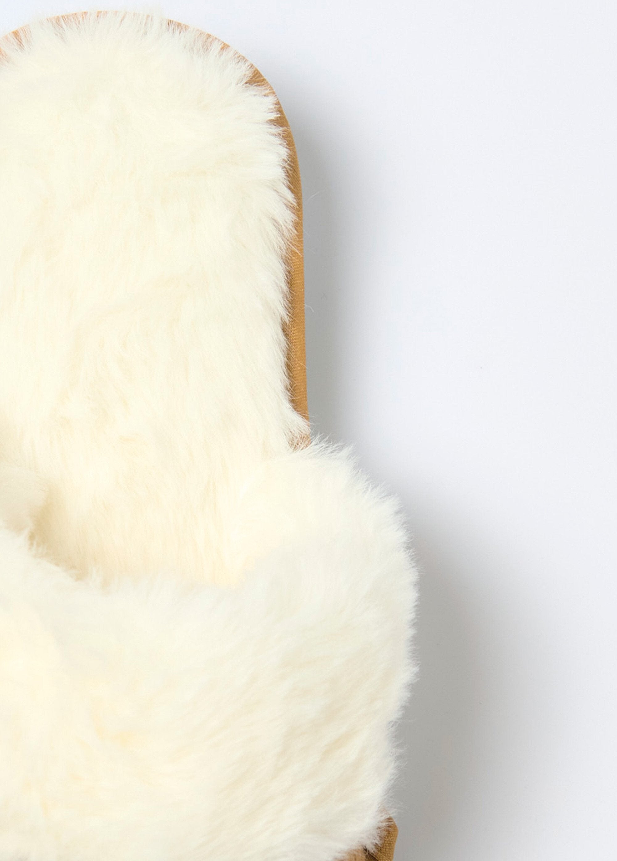 Chaussons_fourrés_bord_fourrure_et_suédine_Camel_DE1_slim
