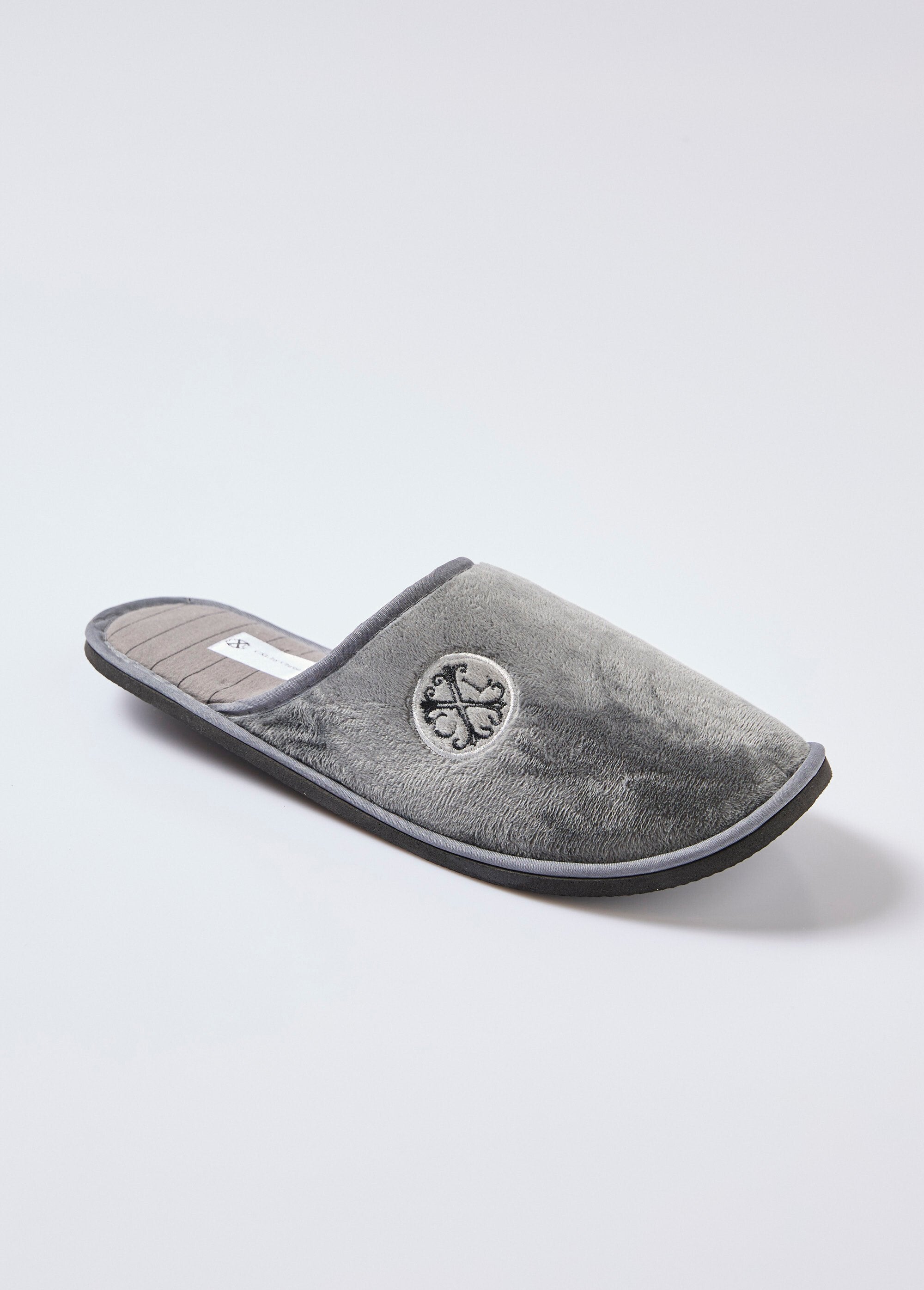 Zapatillas_tipo_mule_con_logotipo_bordado_Gris_FA1_slim