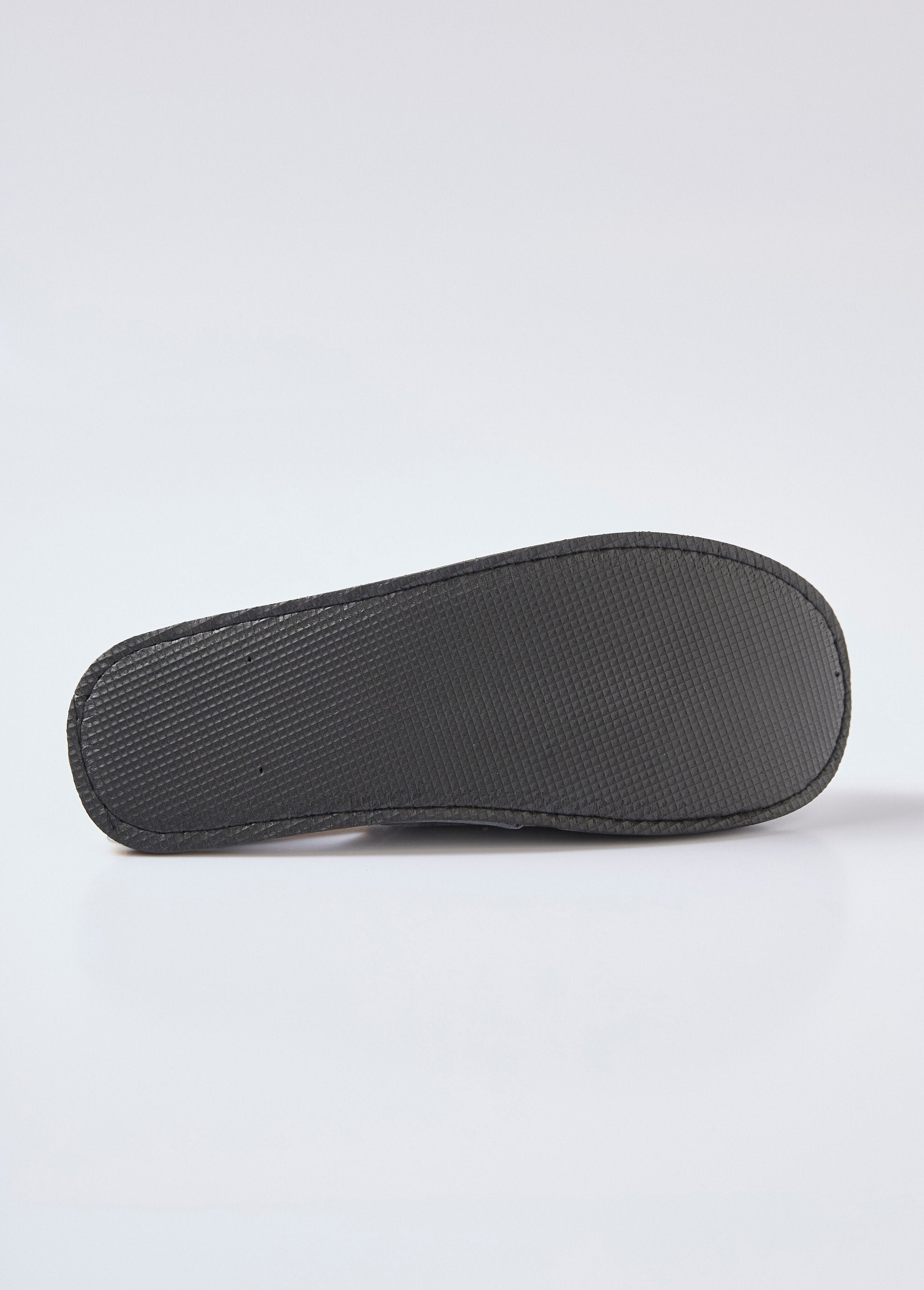 Zapatillas_tipo_mule_con_logotipo_bordado_Gris_UN1_slim