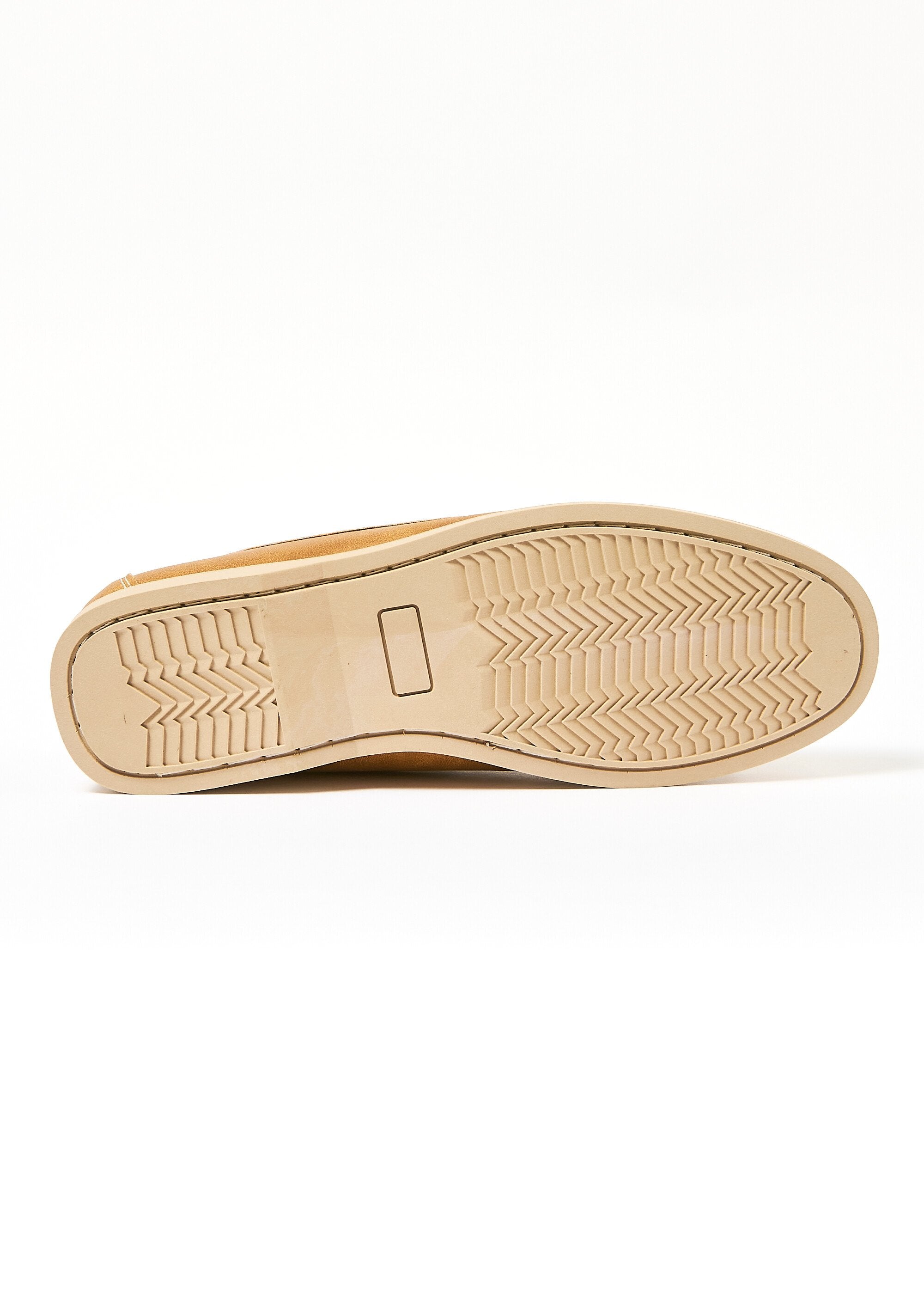 Zapatos_náuticos_de_cuero_camello_UN1_slim